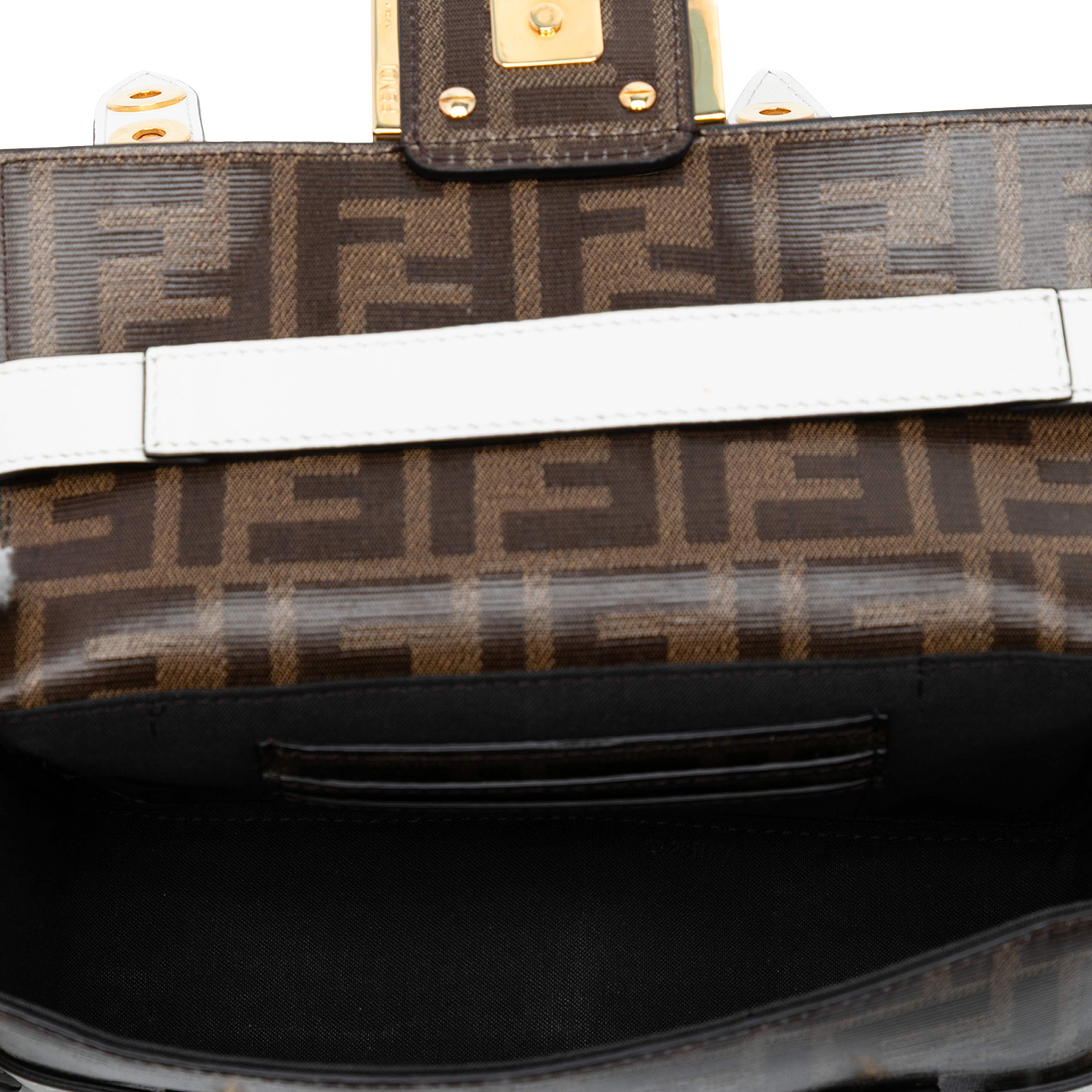 Fendi Mini Zucca Glazed Fabric Cage Baguette Satchel, från Luxclusif, i färgen brown. Klicka för att öppna bilden i stort format