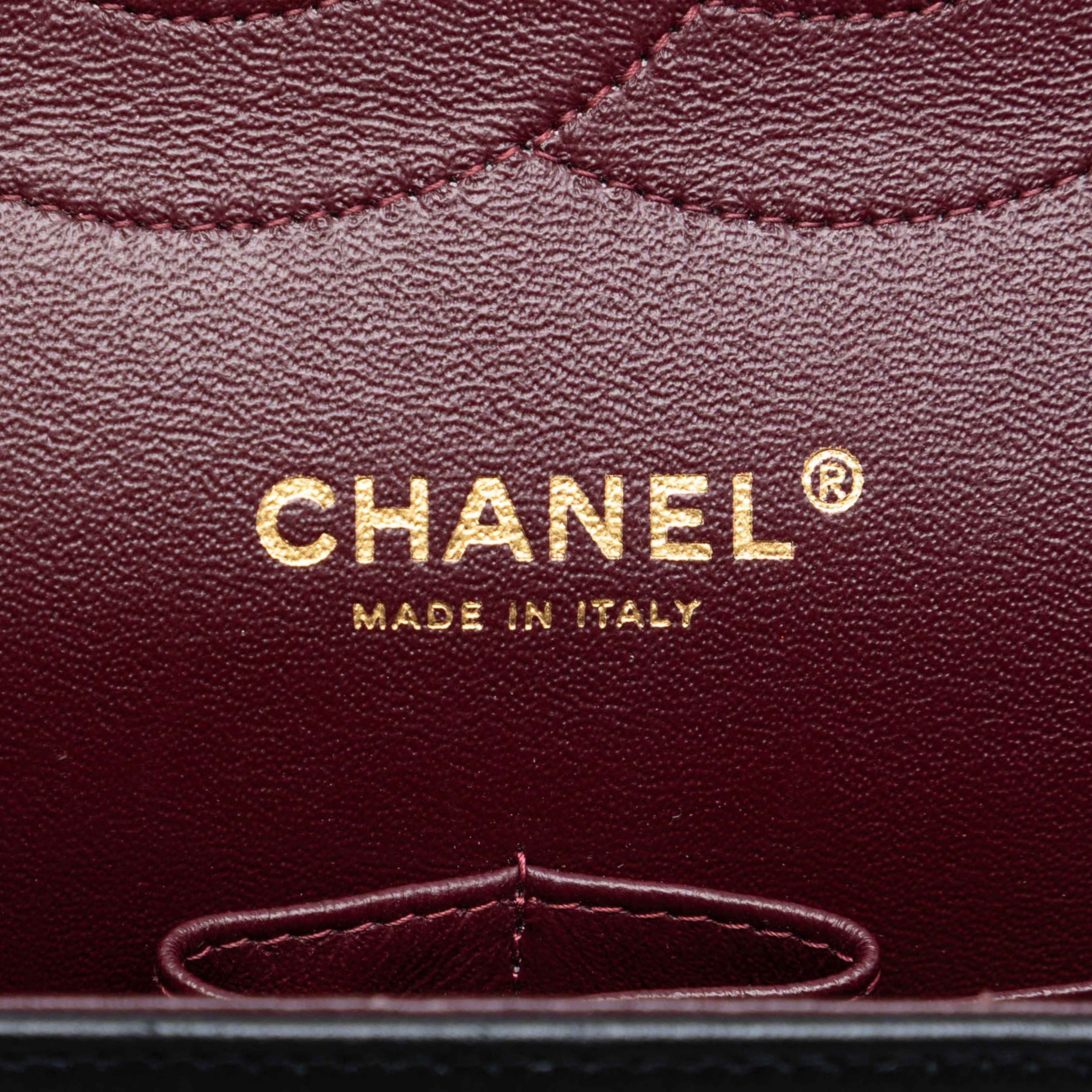 Chanel Jumbo Classic Lambskin Double Flap, från Luxclusif, i färgen black. Klicka för att öppna bilden i stort format