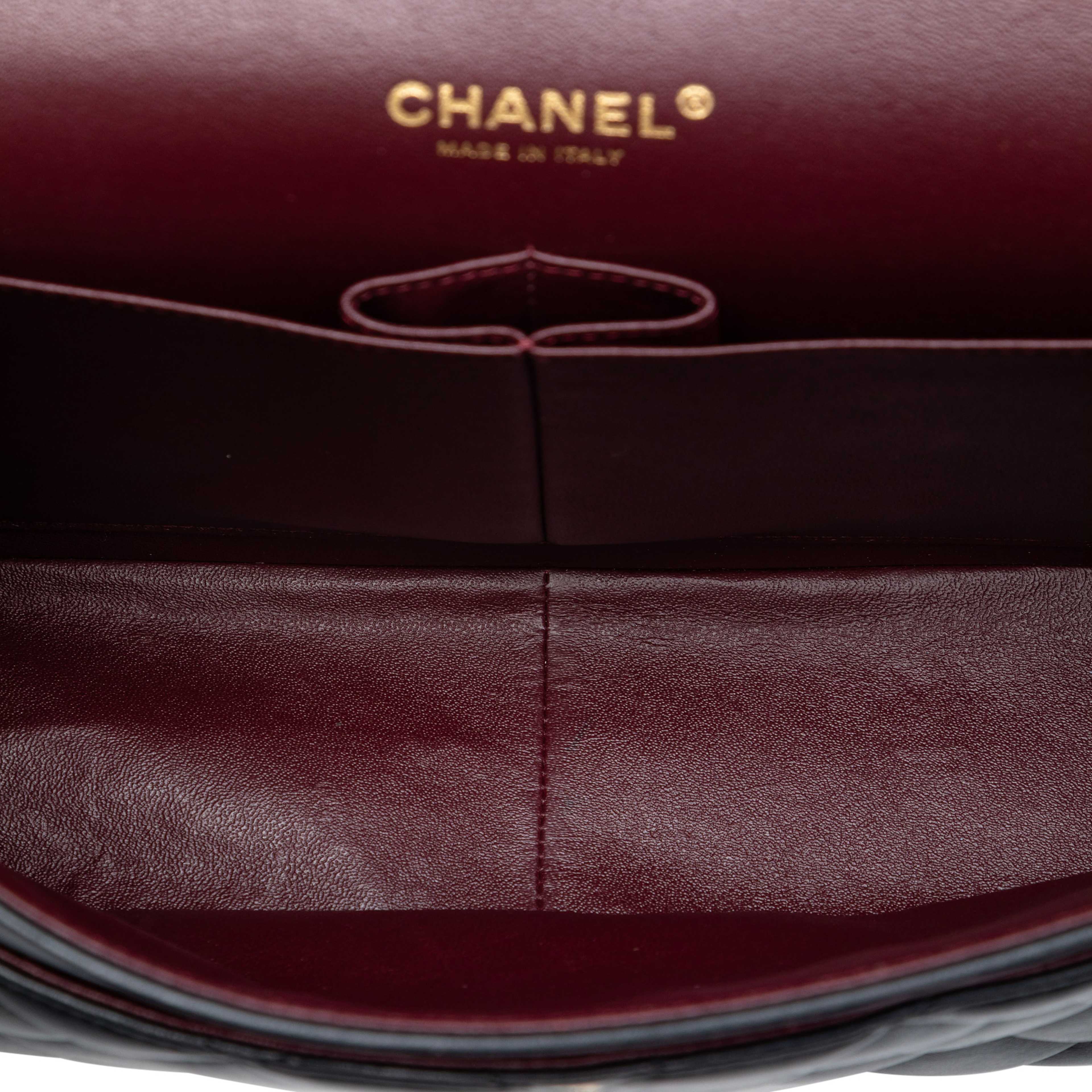 Chanel Jumbo Classic Lambskin Double Flap, från Luxclusif, i färgen black. Klicka för att öppna bilden i stort format