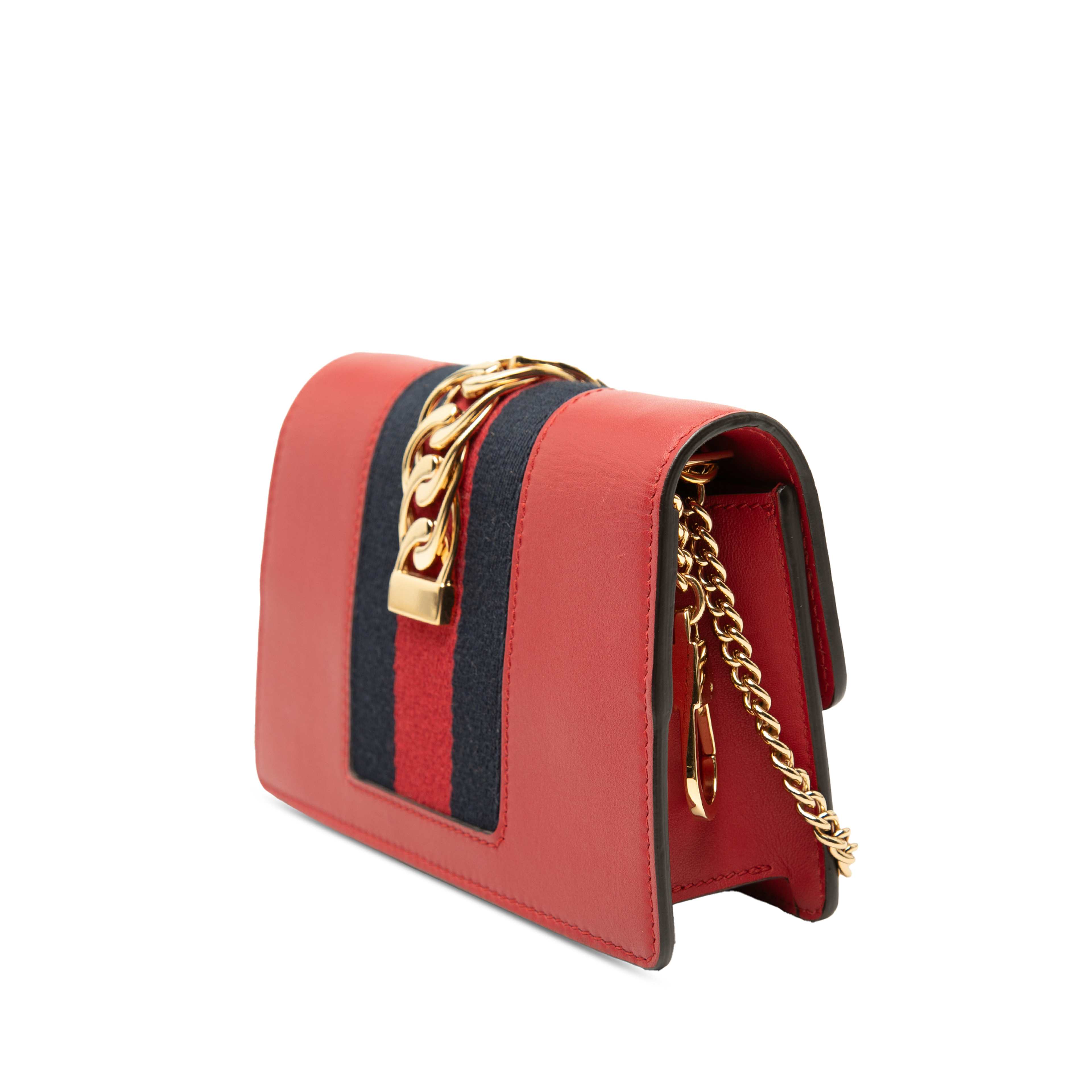 Gucci Super Mini Calfskin Sylvie Chain Crossbody, från Luxclusif, i färgen röd. Klicka för att öppna bilden i stort format