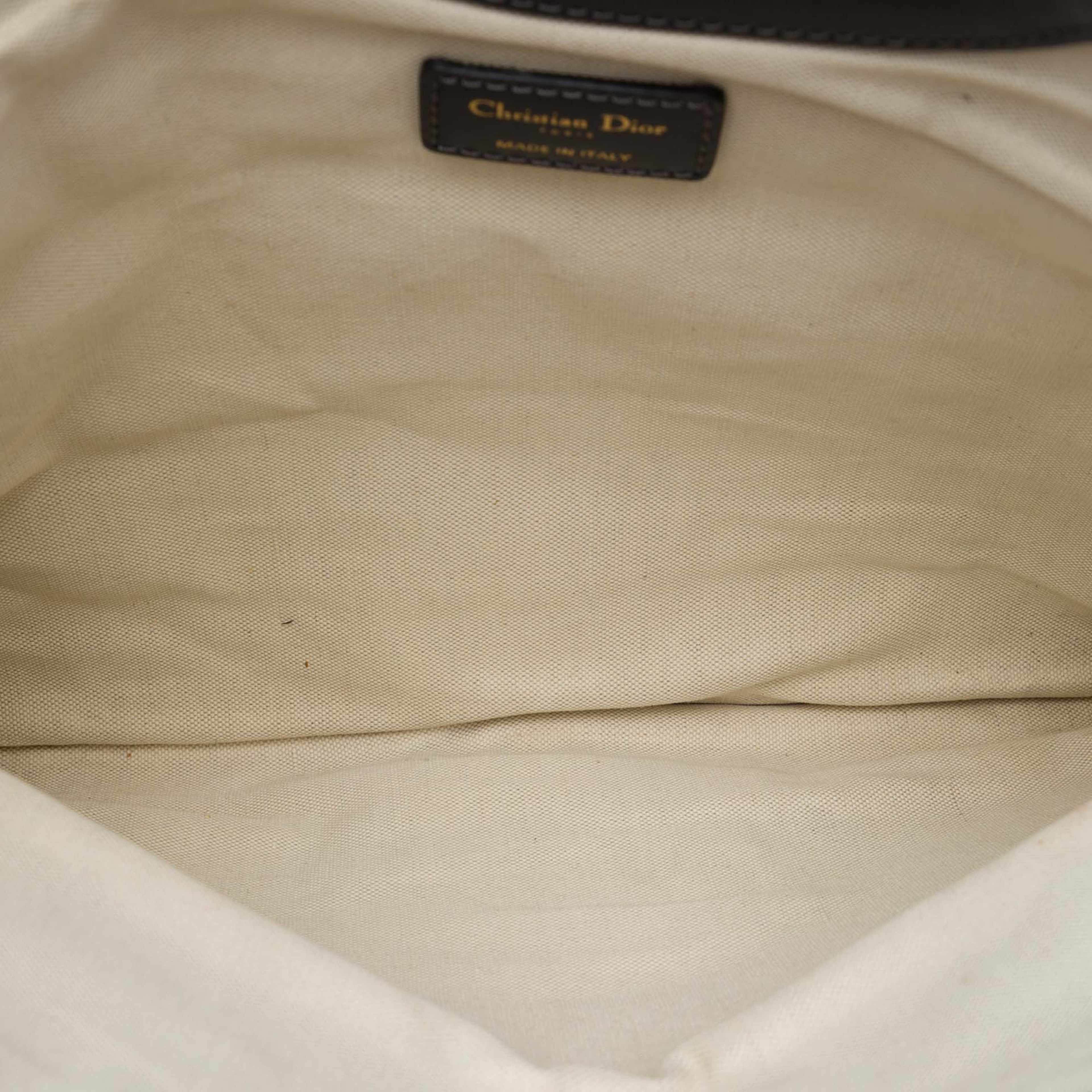 Dior Oblique Canvas Fold Over Clutch, från Luxclusif, i färgen blå. Klicka för att öppna bilden i stort format