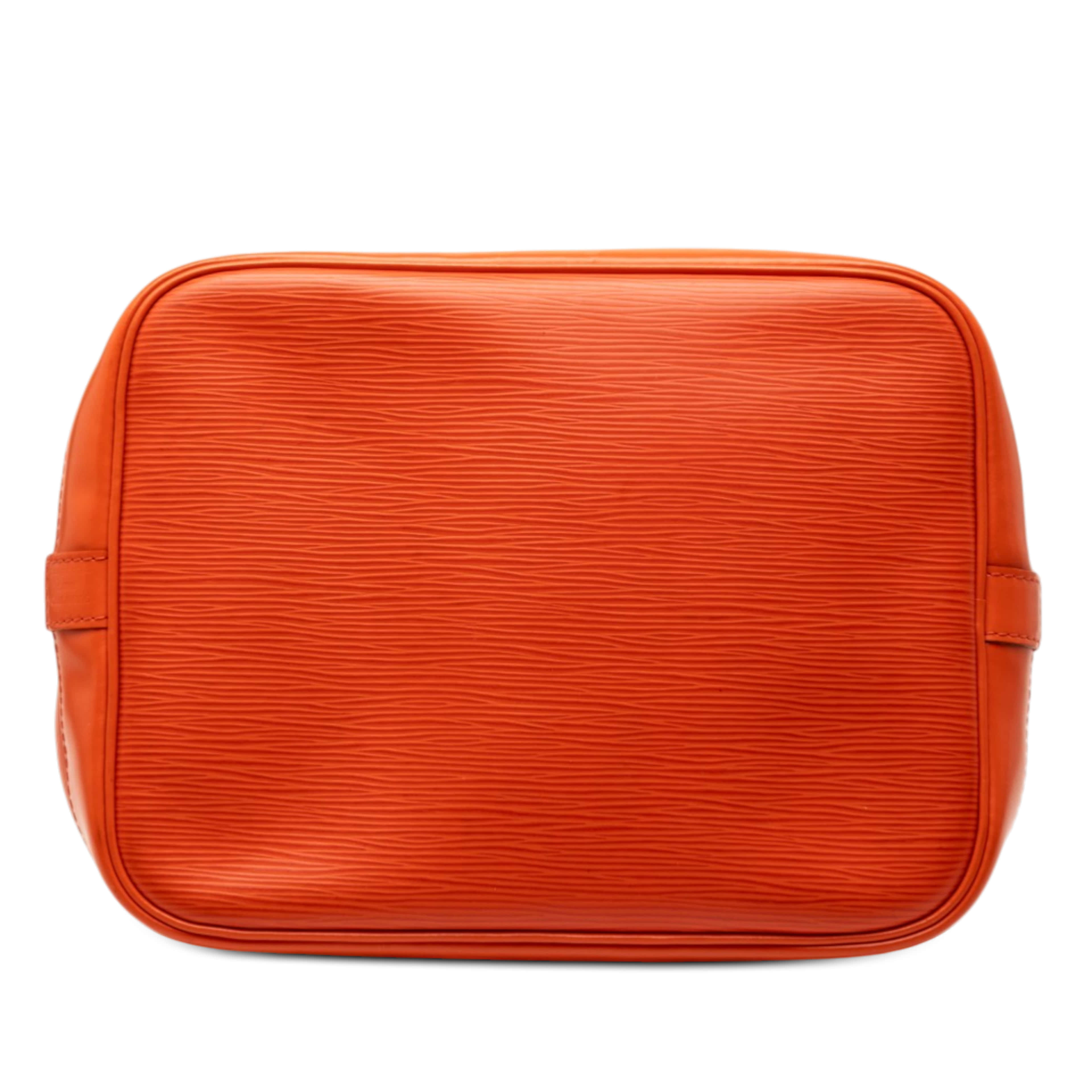 Louis Vuitton Epi Petit Noe, från Luxclusif, i färgen dark orange. Klicka för att öppna bilden i stort format