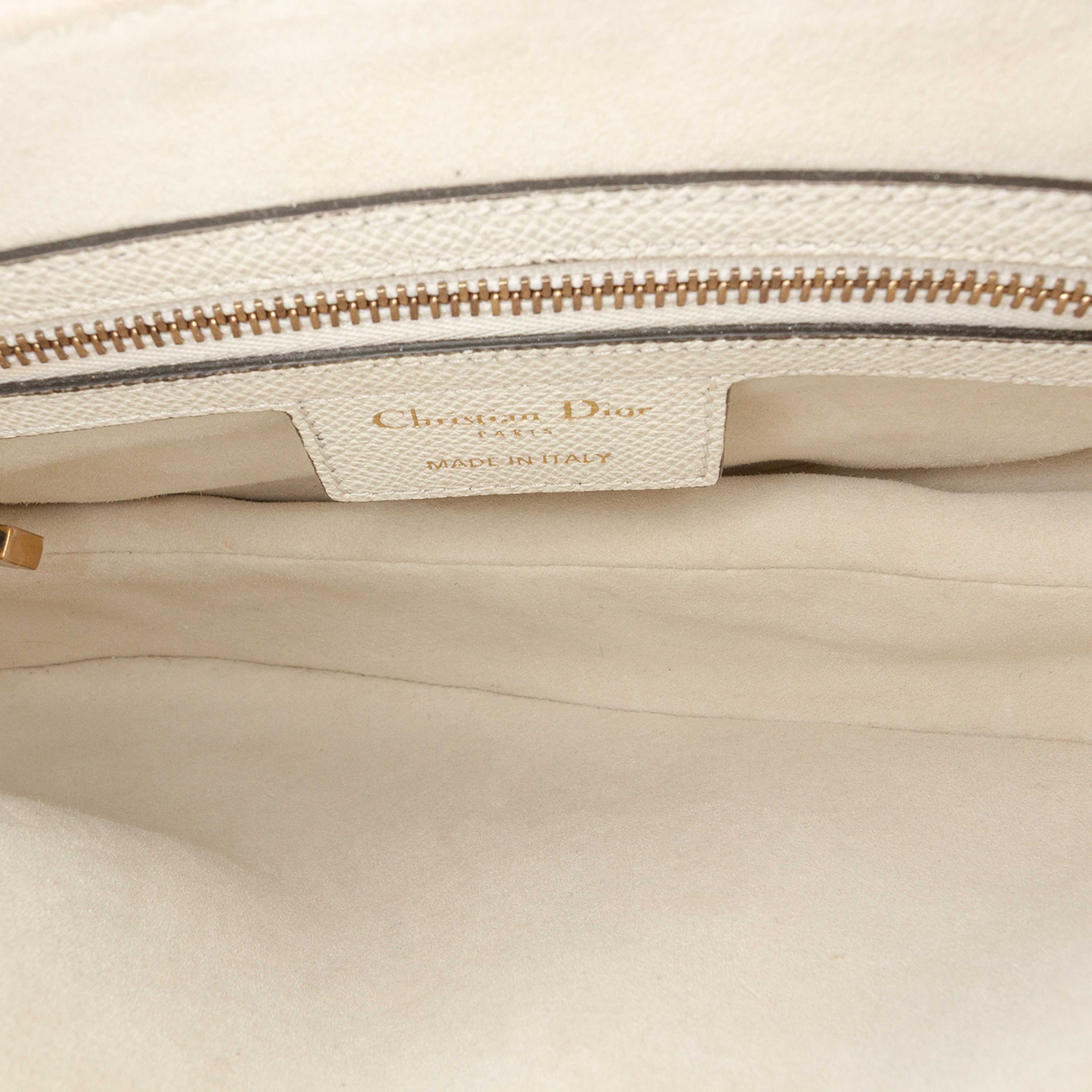 Dior Grained Calfskin Saddle Bag, från Luxclusif, i färgen white. Klicka för att öppna bilden i stort format