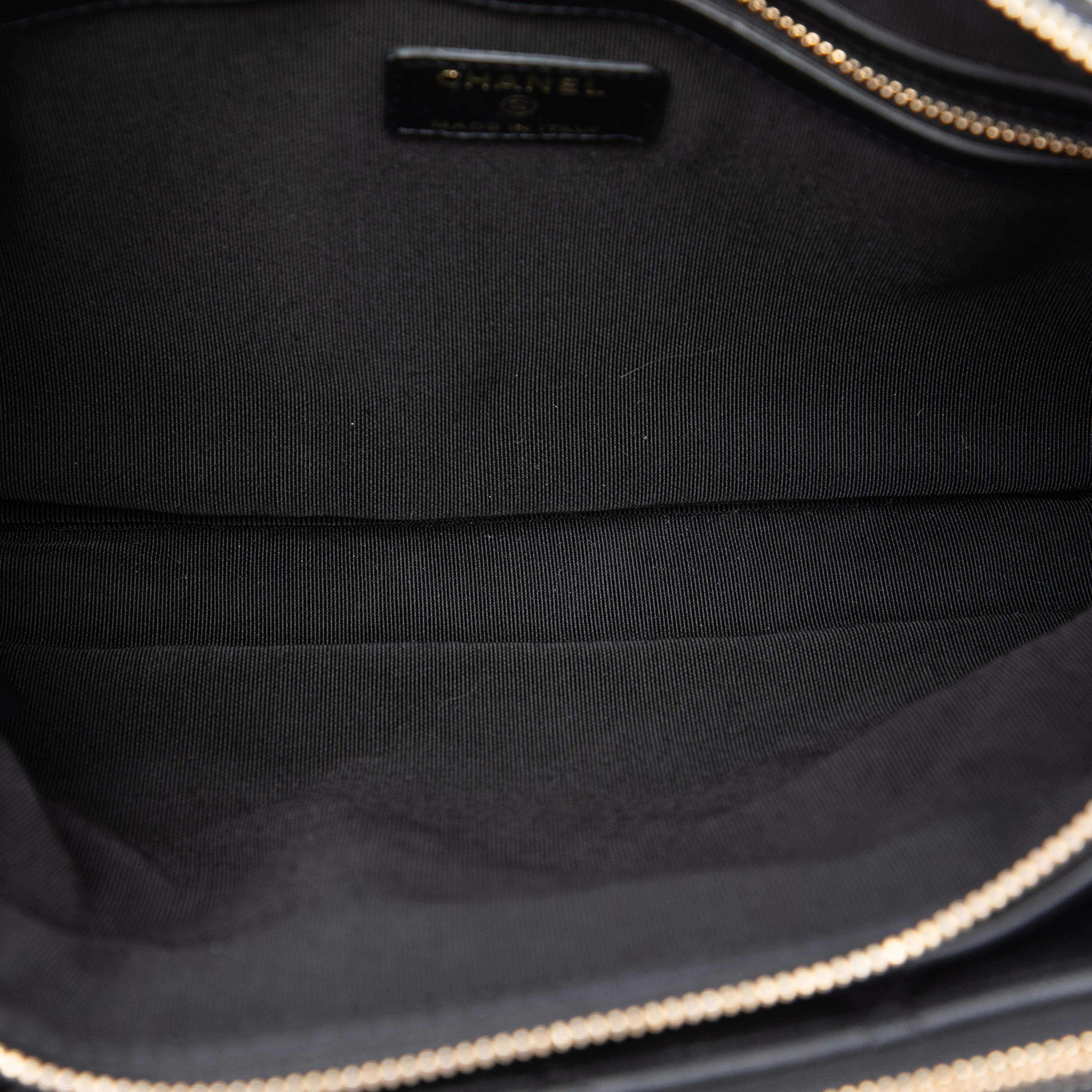 Chanel Cc Quilted Lambskin Double Zip Crossbody, från Luxclusif, i färgen svart. Klicka för att öppna bilden i stort format