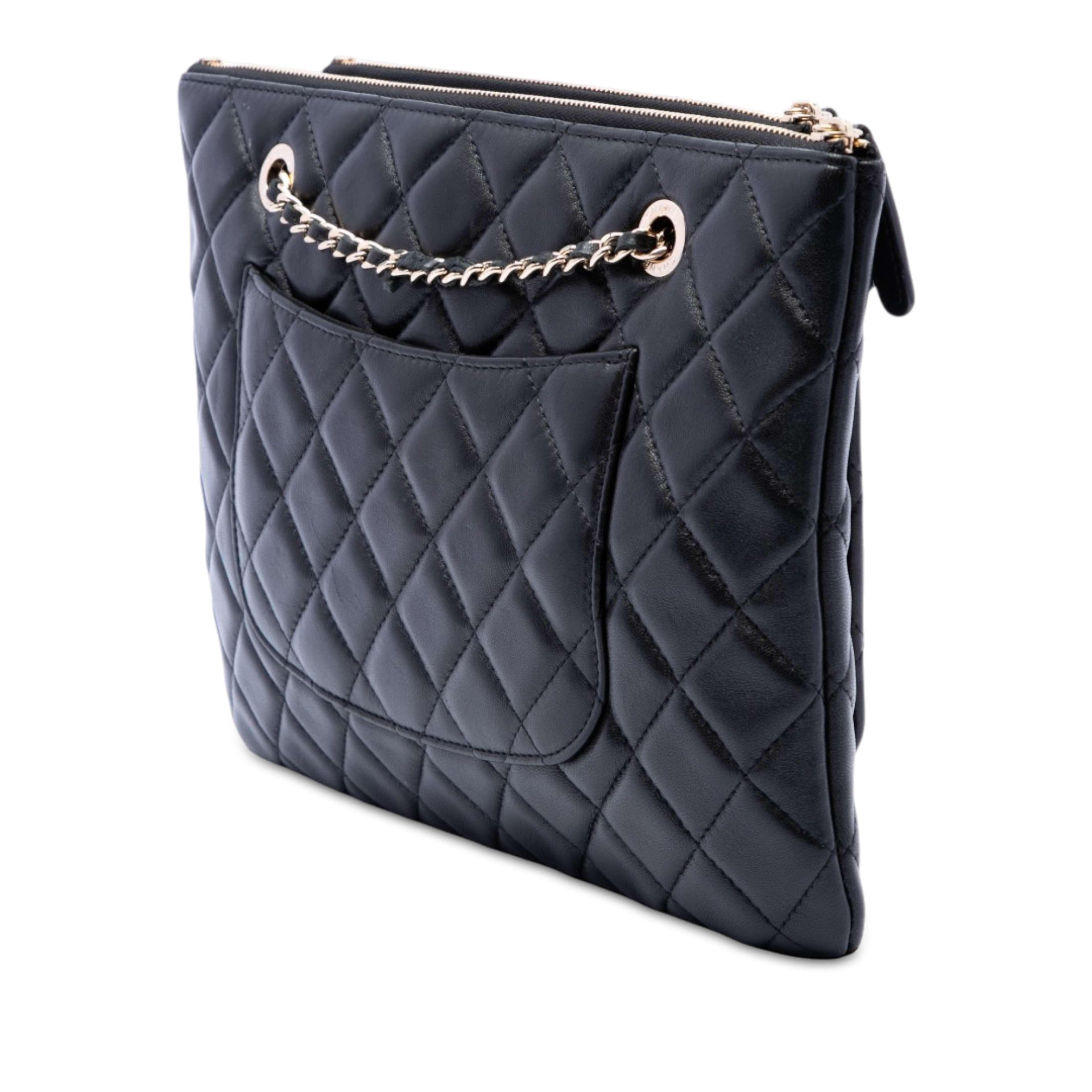 Chanel Cc Quilted Lambskin Double Zip Crossbody, från Luxclusif, i färgen svart. Klicka för att öppna bilden i stort format
