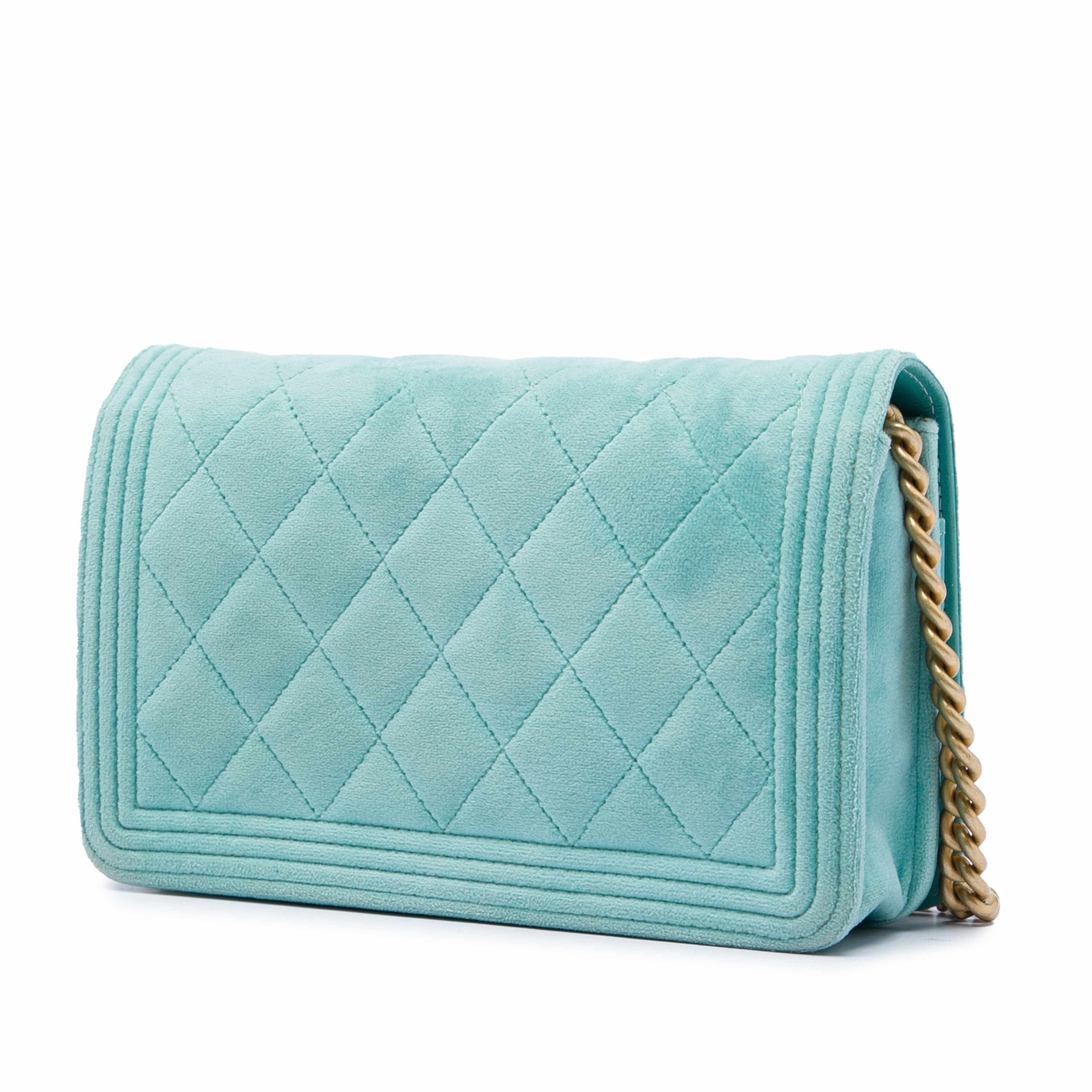 Chanel Quilted Velvet Boy Wallet On Chain, från Luxclusif, i färgen blå. Klicka för att öppna bilden i stort format