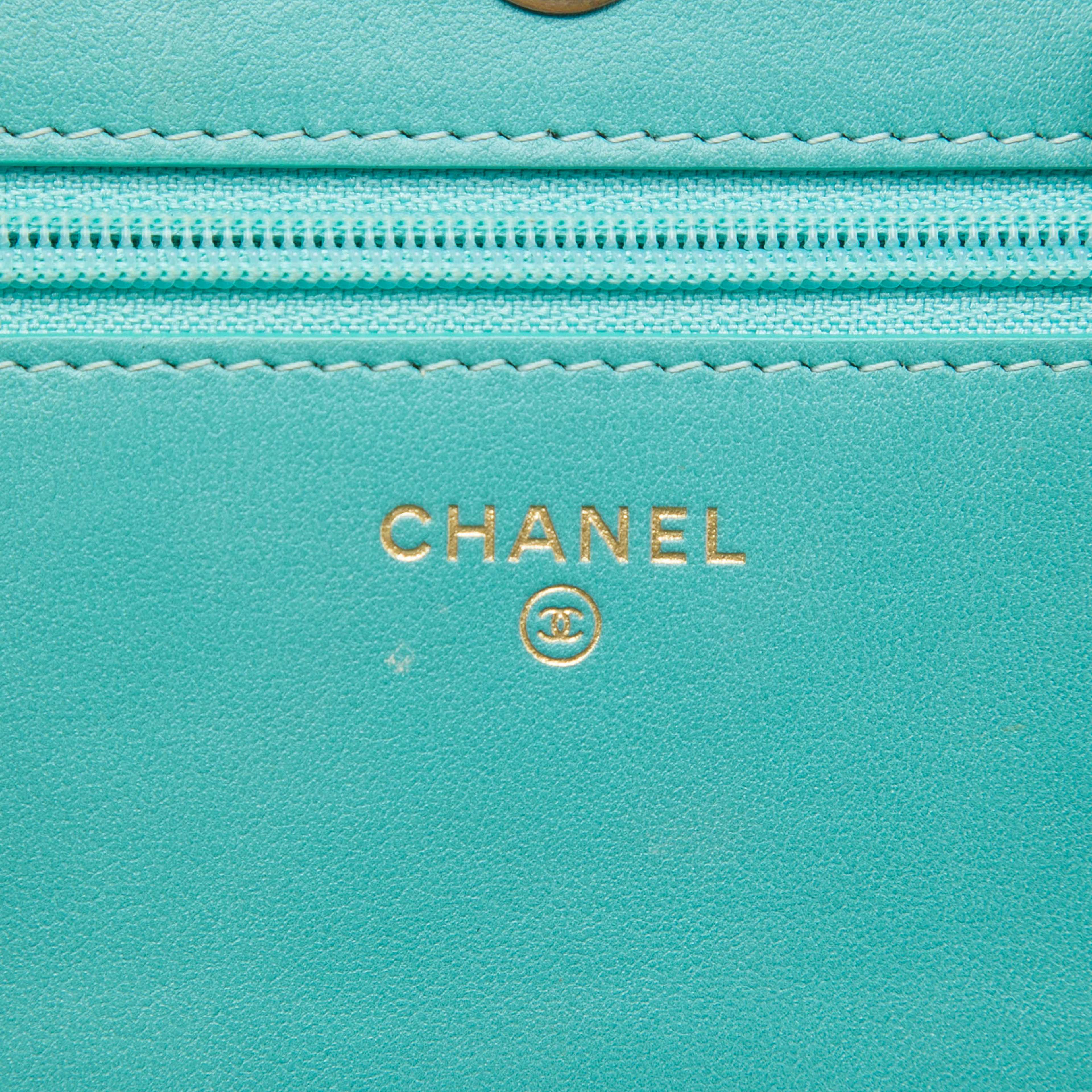 Chanel Quilted Velvet Boy Wallet On Chain, från Luxclusif, i färgen blå. Klicka för att öppna bilden i stort format