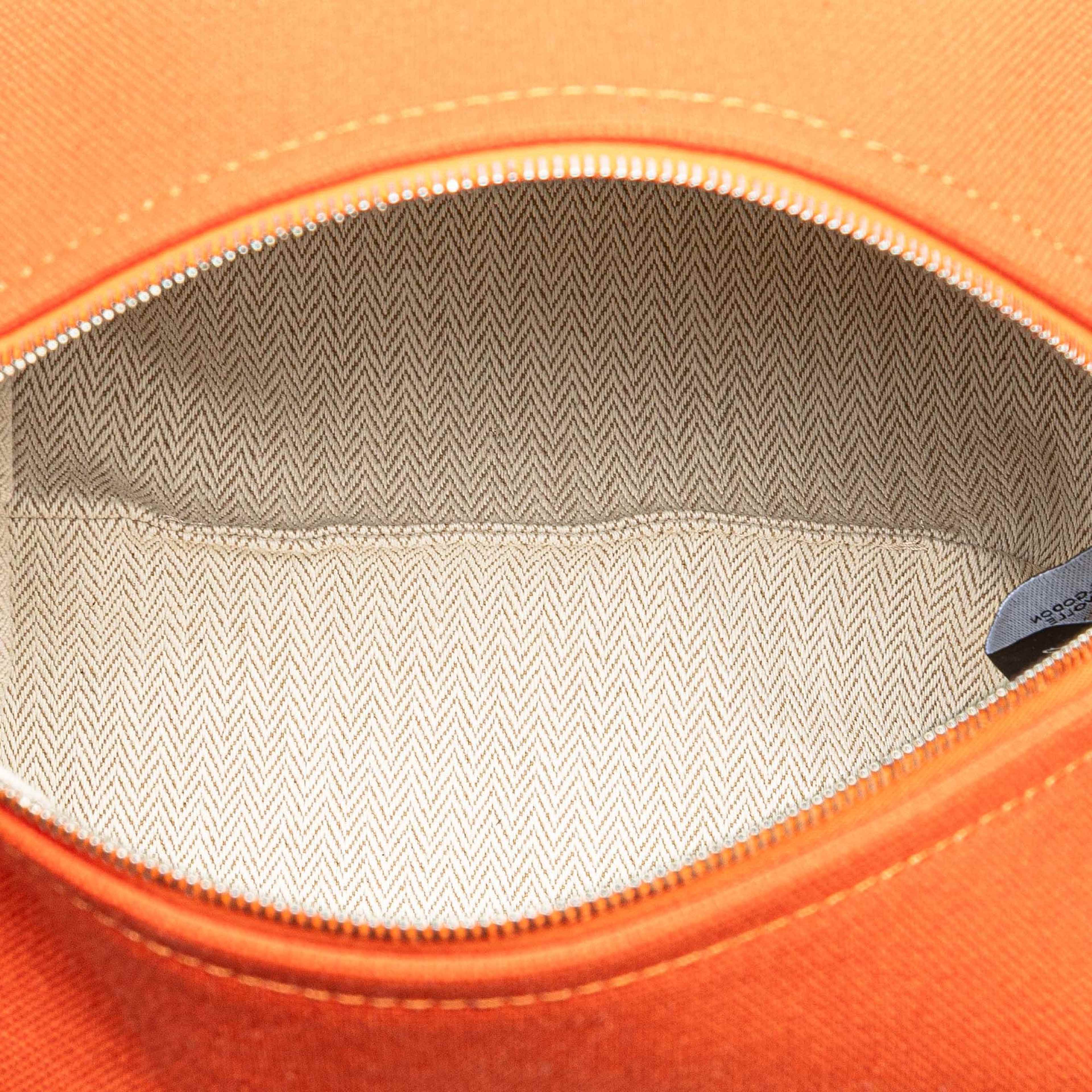 Hermès Small Toile Bride A Brac, från Luxclusif, i färgen dark orange.