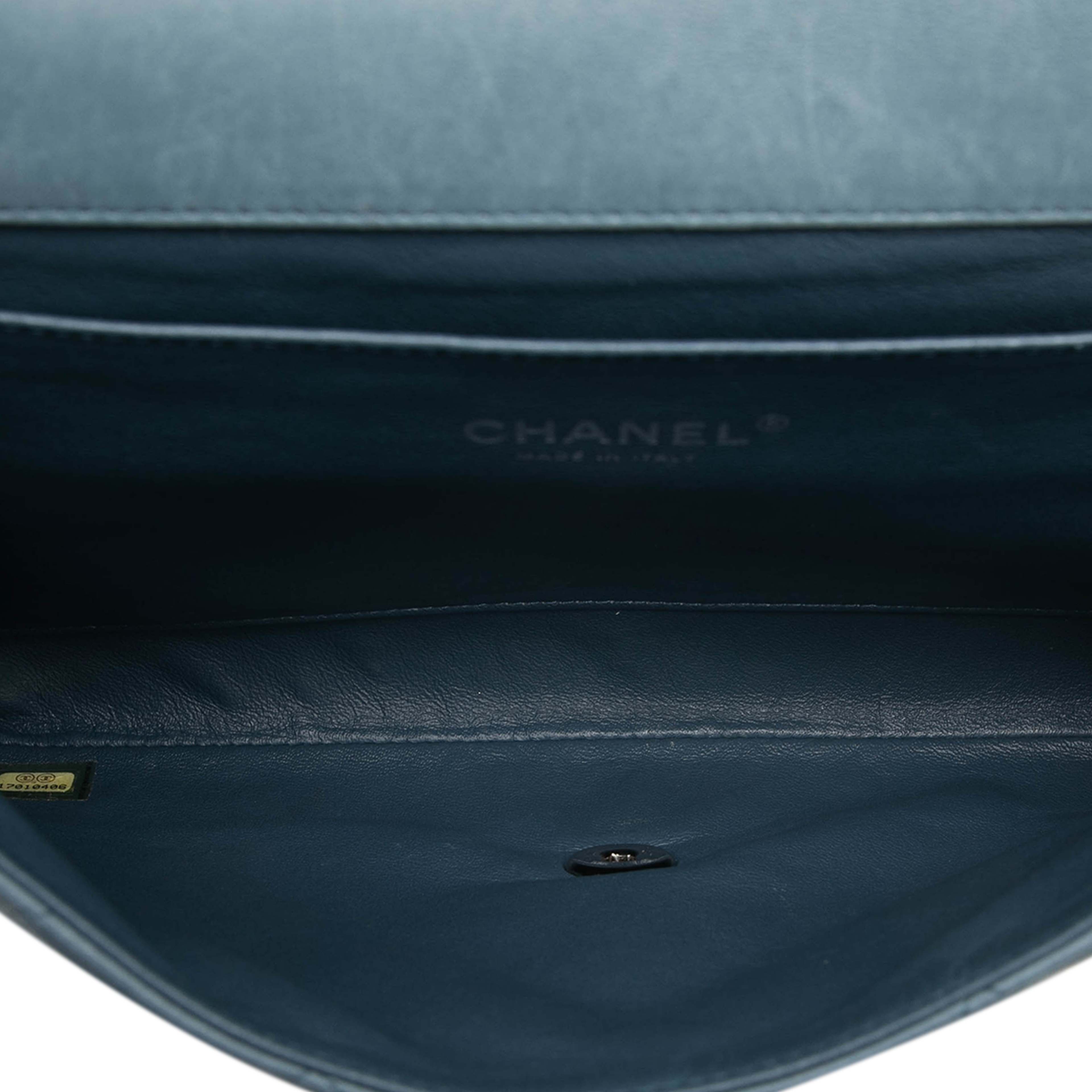 Chanel Cc Quilted Lambskin Flap Clutch With Chain, från Luxclusif, i färgen denim. Klicka för att öppna bilden i stort format