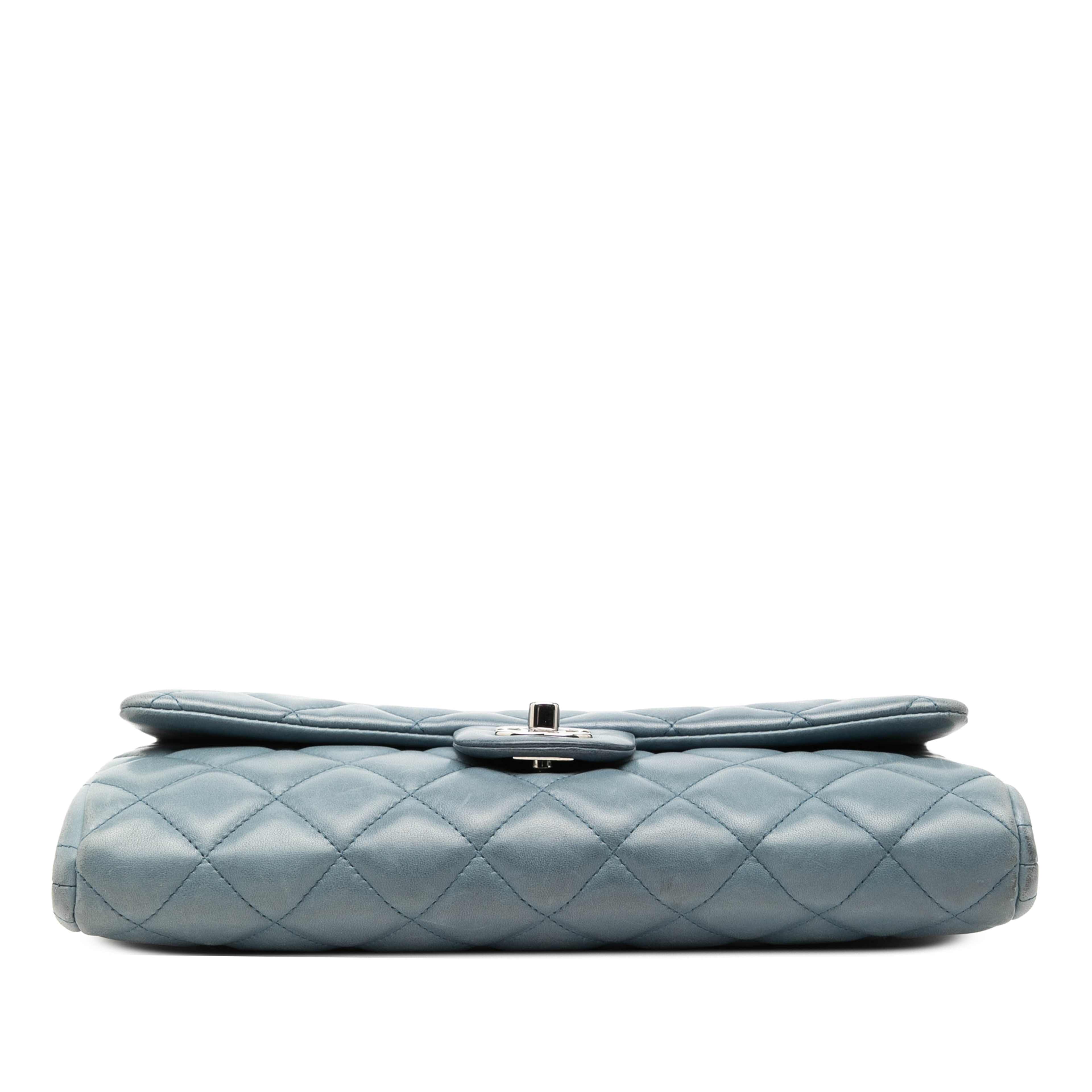 Chanel Cc Quilted Lambskin Flap Clutch With Chain, från Luxclusif, i färgen denim. Klicka för att öppna bilden i stort format