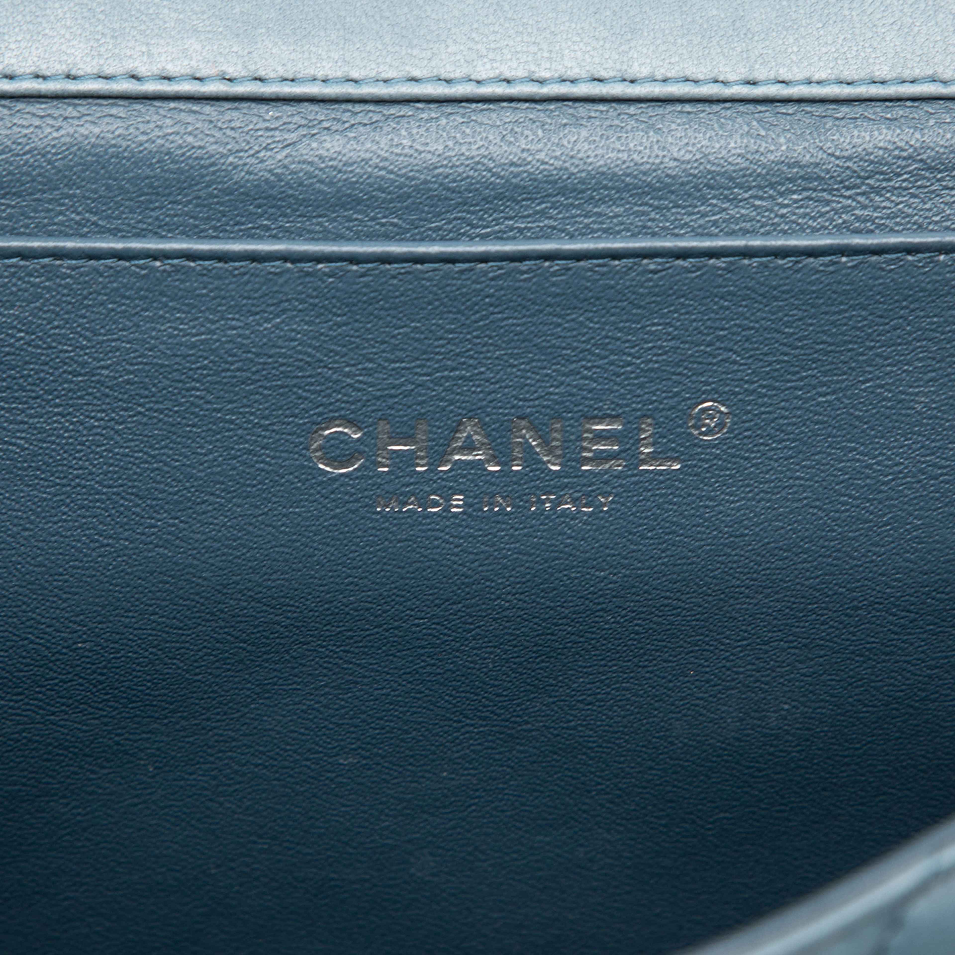 Chanel Cc Quilted Lambskin Flap Clutch With Chain, från Luxclusif, i färgen denim. Klicka för att öppna bilden i stort format