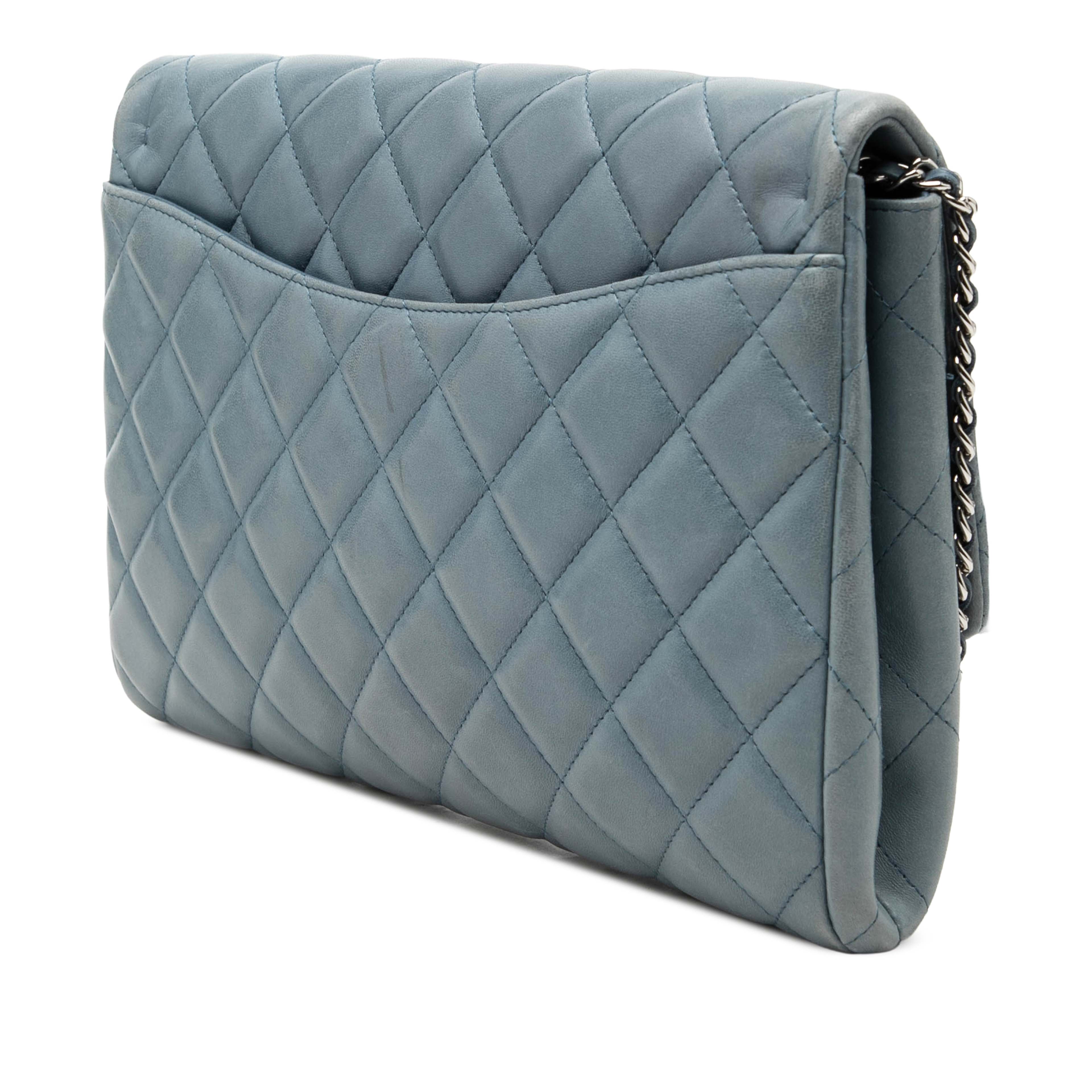 Chanel Cc Quilted Lambskin Flap Clutch With Chain, från Luxclusif, i färgen blå. Klicka för att öppna bilden i stort format