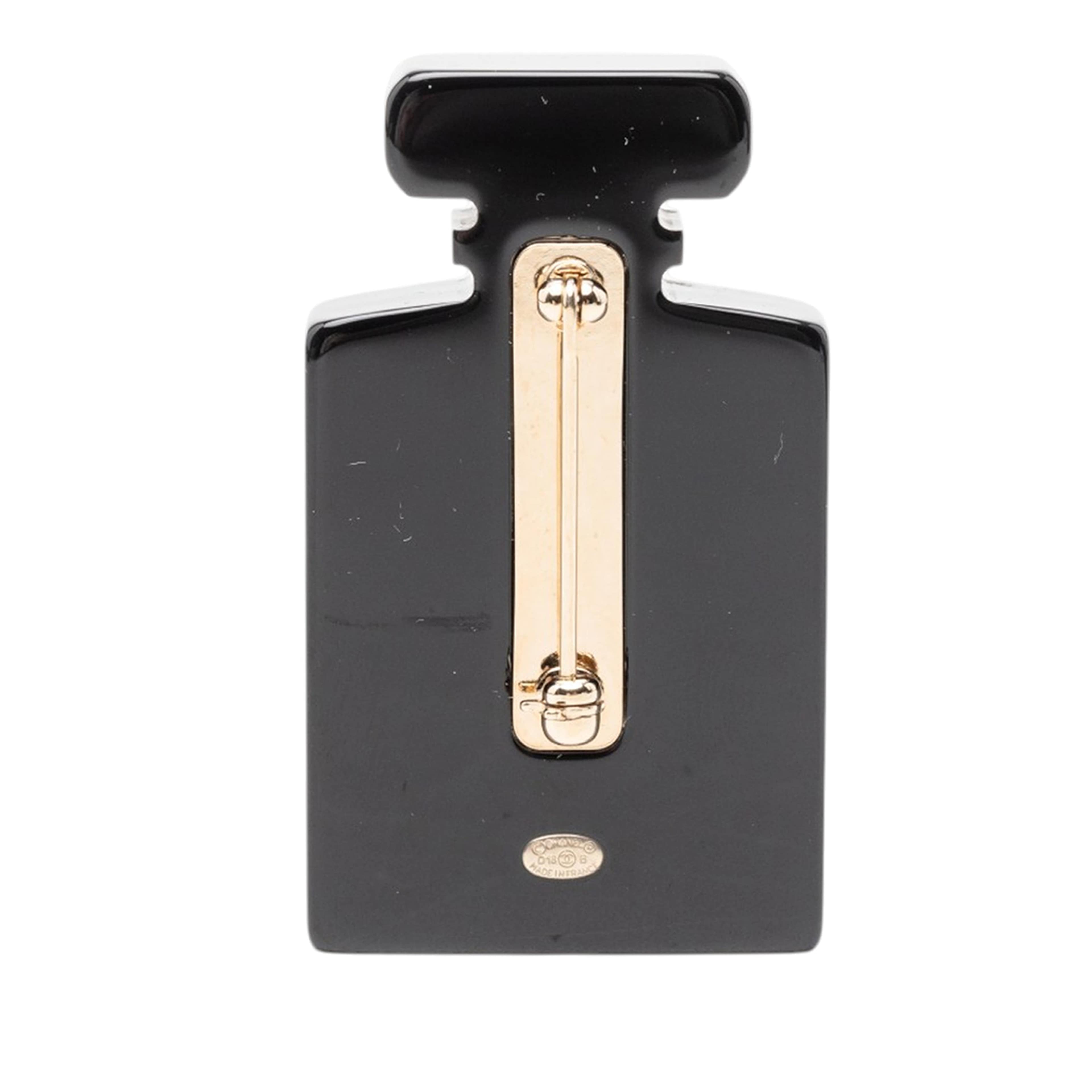 Chanel Cc Resin And Faux Pearl Perfume Bottle Pin Brooch, från Luxclusif, i färgen black. Klicka för att öppna bilden i stort format