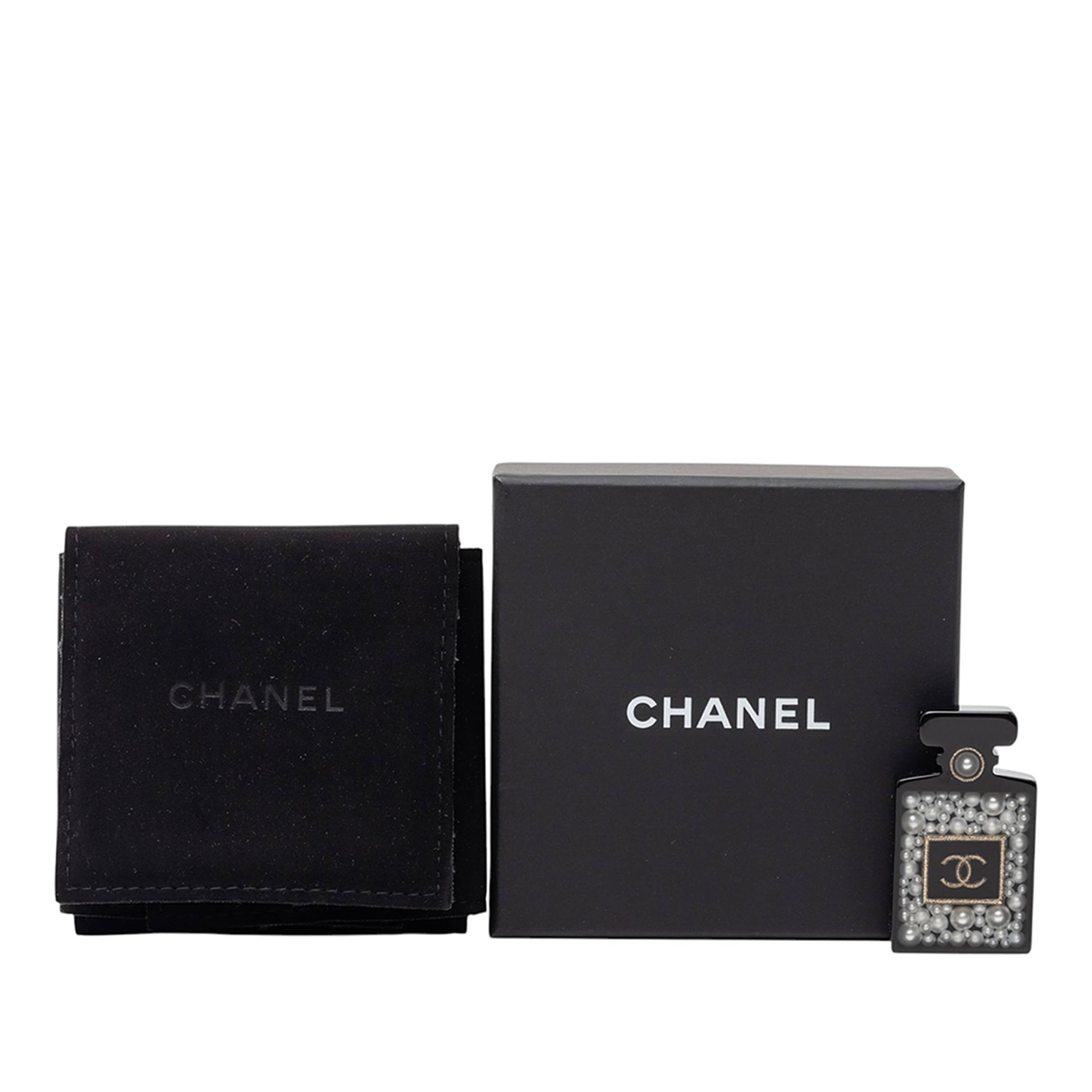 Chanel Cc Resin And Faux Pearl Perfume Bottle Pin Brooch, från Luxclusif, i färgen svart. Klicka för att öppna bilden i stort format