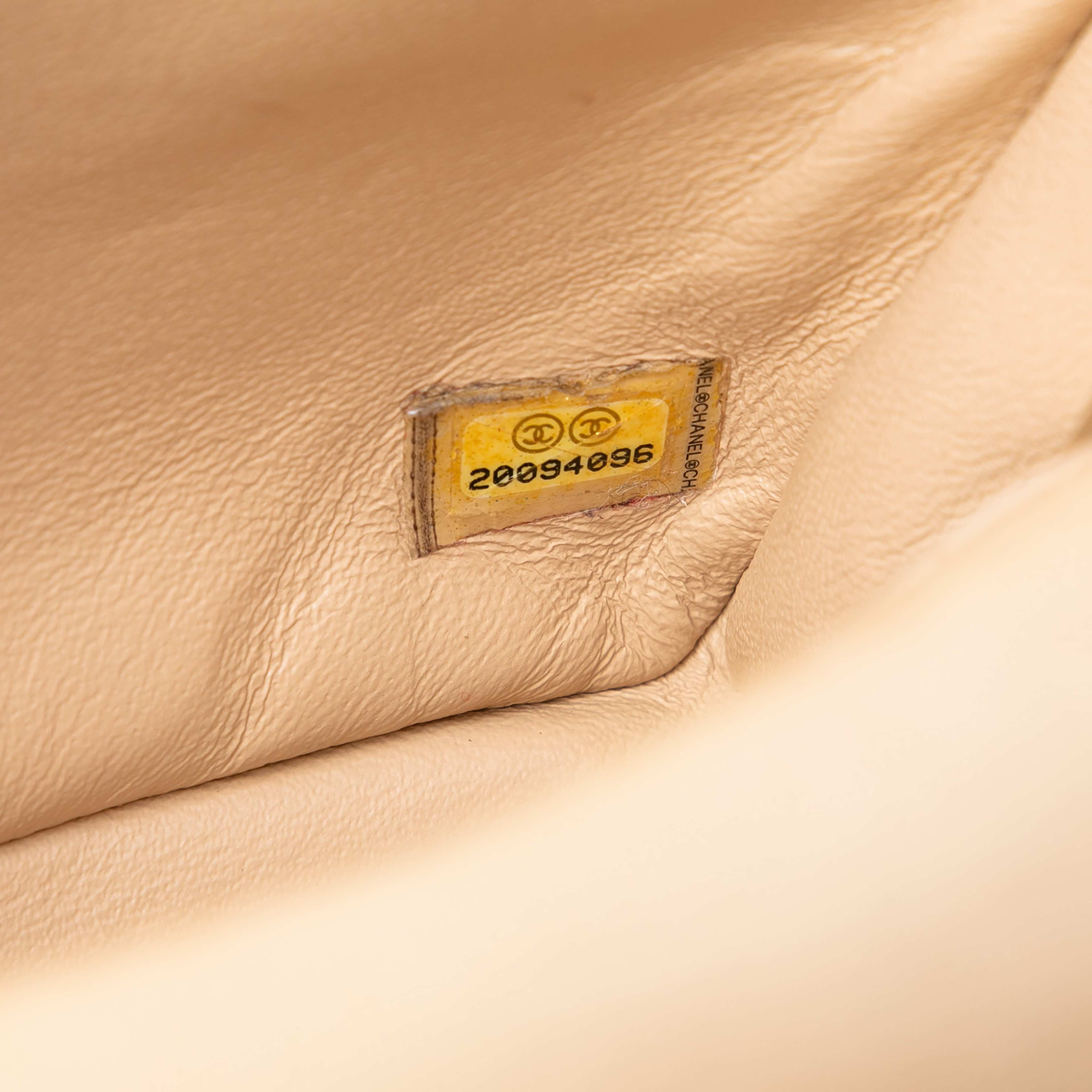 Chanel Small Quilted Iridescent Lambskin Pearl Cc Crystal Flap, från Luxclusif, i färgen gold. Klicka för att öppna bilden i stort format