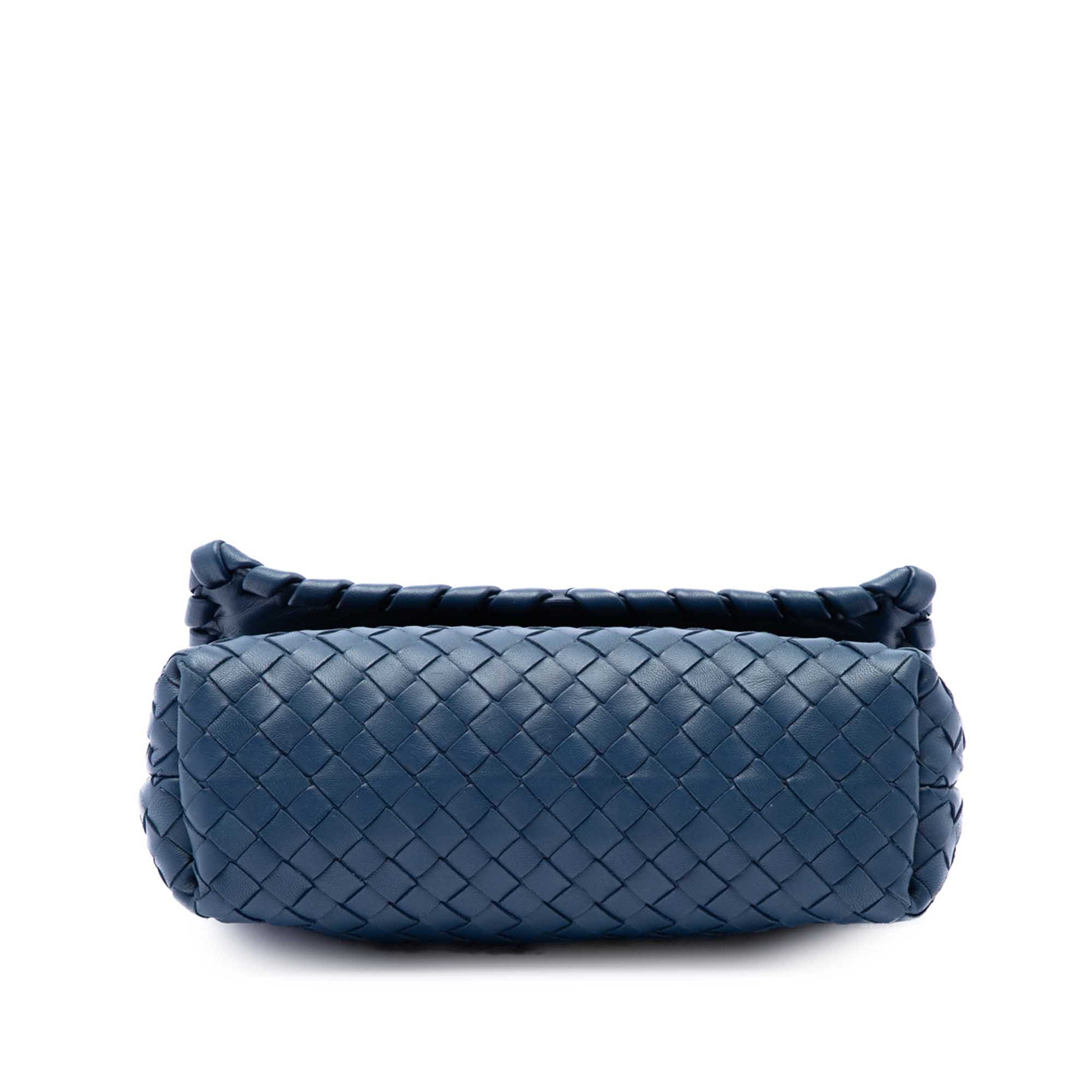 Bottega Veneta Baby Nappa Intrecciato Olimpia Crossbody, från Luxclusif, i färgen blå. Klicka för att öppna bilden i stort format