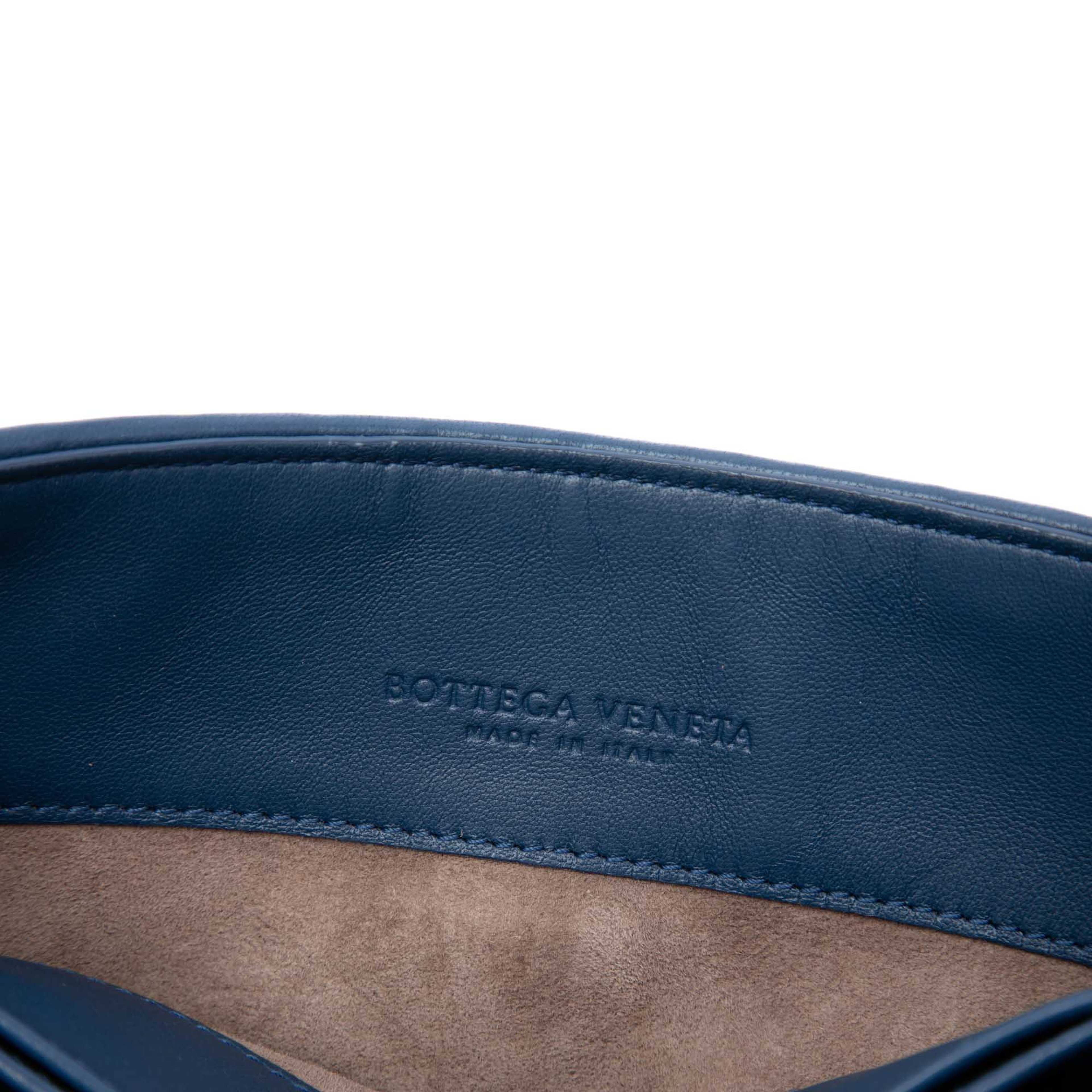 Bottega Veneta Baby Nappa Intrecciato Olimpia Crossbody, från Luxclusif, i färgen blå. Klicka för att öppna bilden i stort format