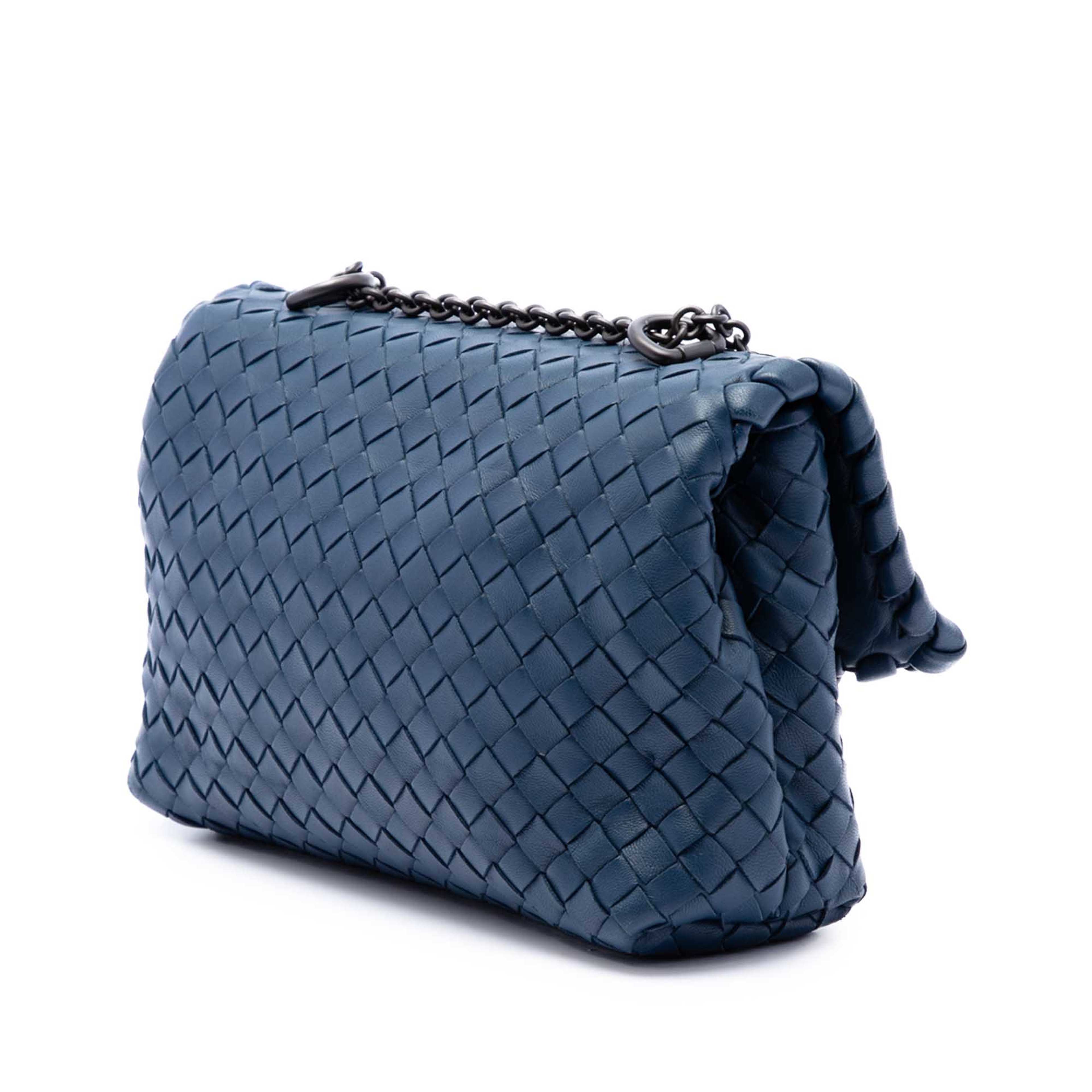 Bottega Veneta Baby Nappa Intrecciato Olimpia Crossbody, från Luxclusif, i färgen blå. Klicka för att öppna bilden i stort format