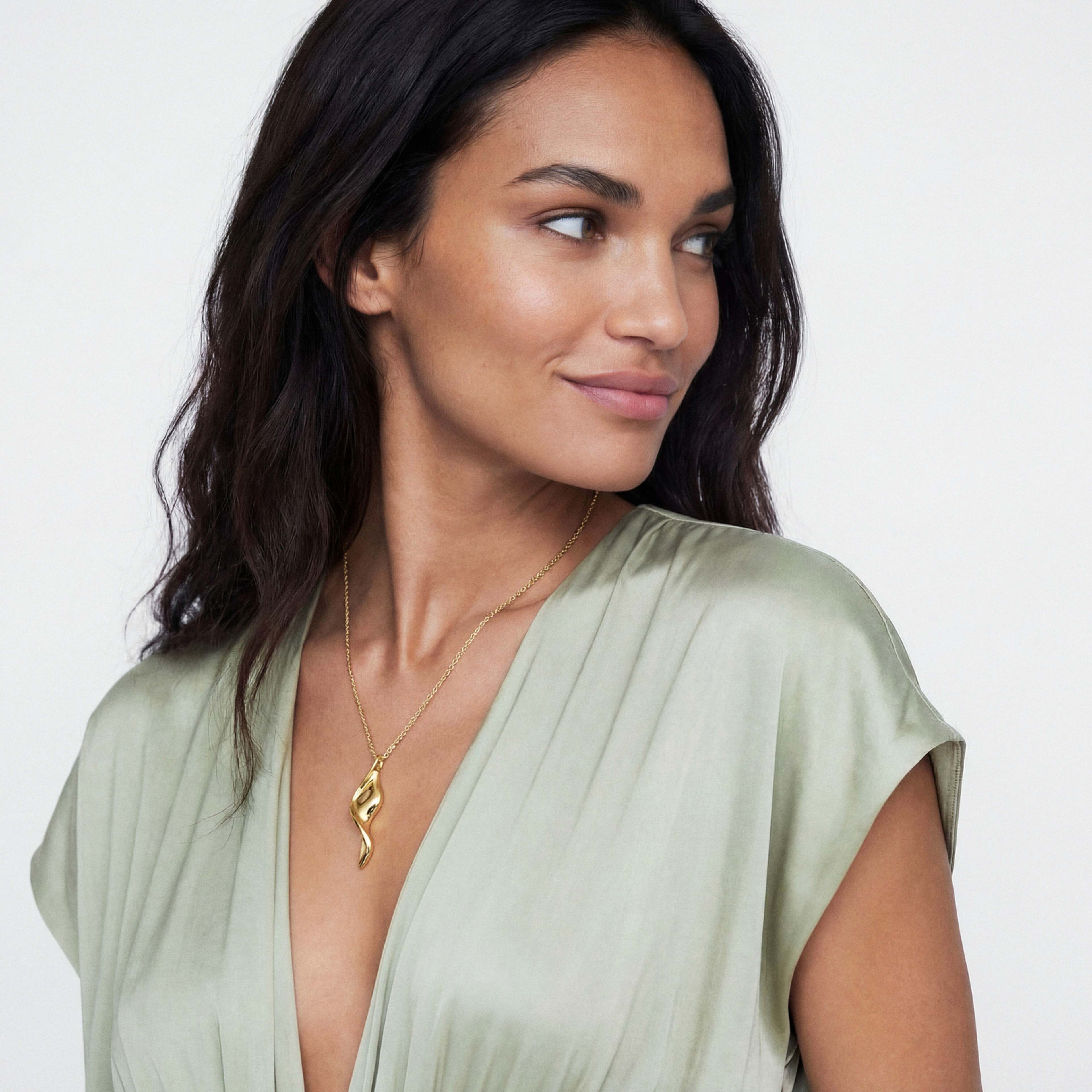 Halsband Foglia Grande, från Sif Jakobs Jewellery, i färgen 18k gold plated. Klicka för att öppna bilden i stort format
