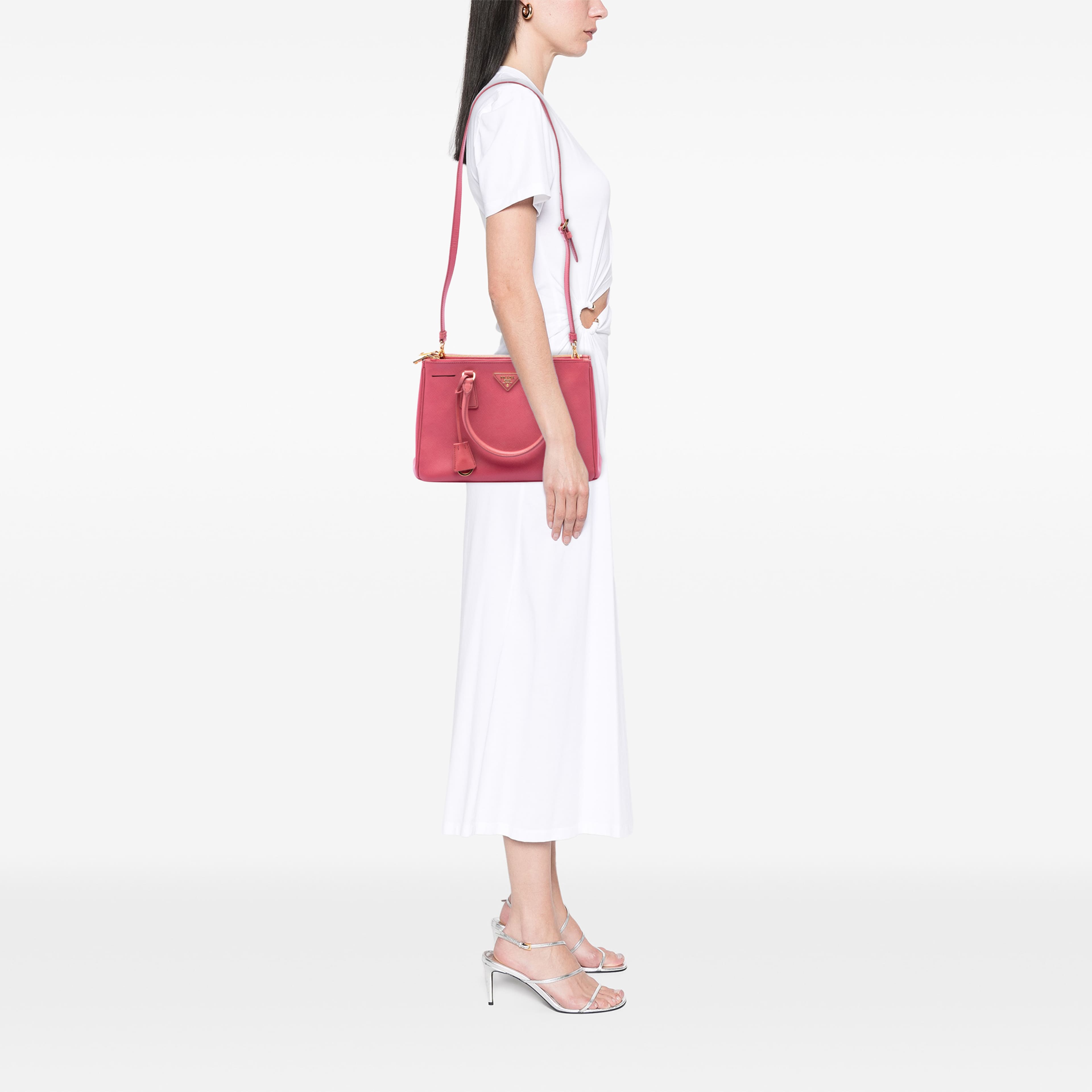Prada Medium Saffiano Lux Galleria Double Zip Tote, från Luxclusif, i färgen rosa. Klicka för att öppna bilden i stort format