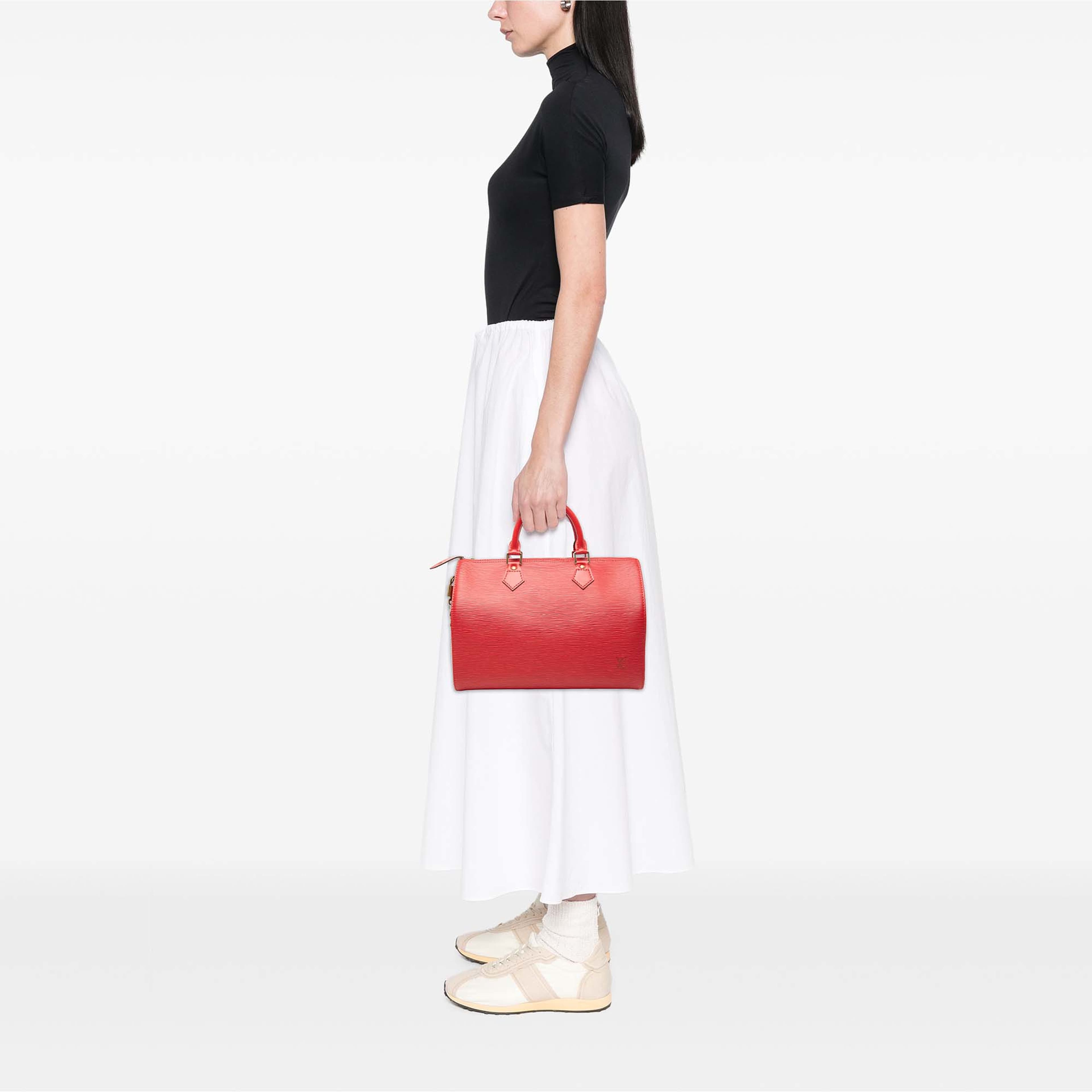 Louis Vuitton Epi Speedy 30, från Luxclusif, i färgen röd. Klicka för att öppna bilden i stort format