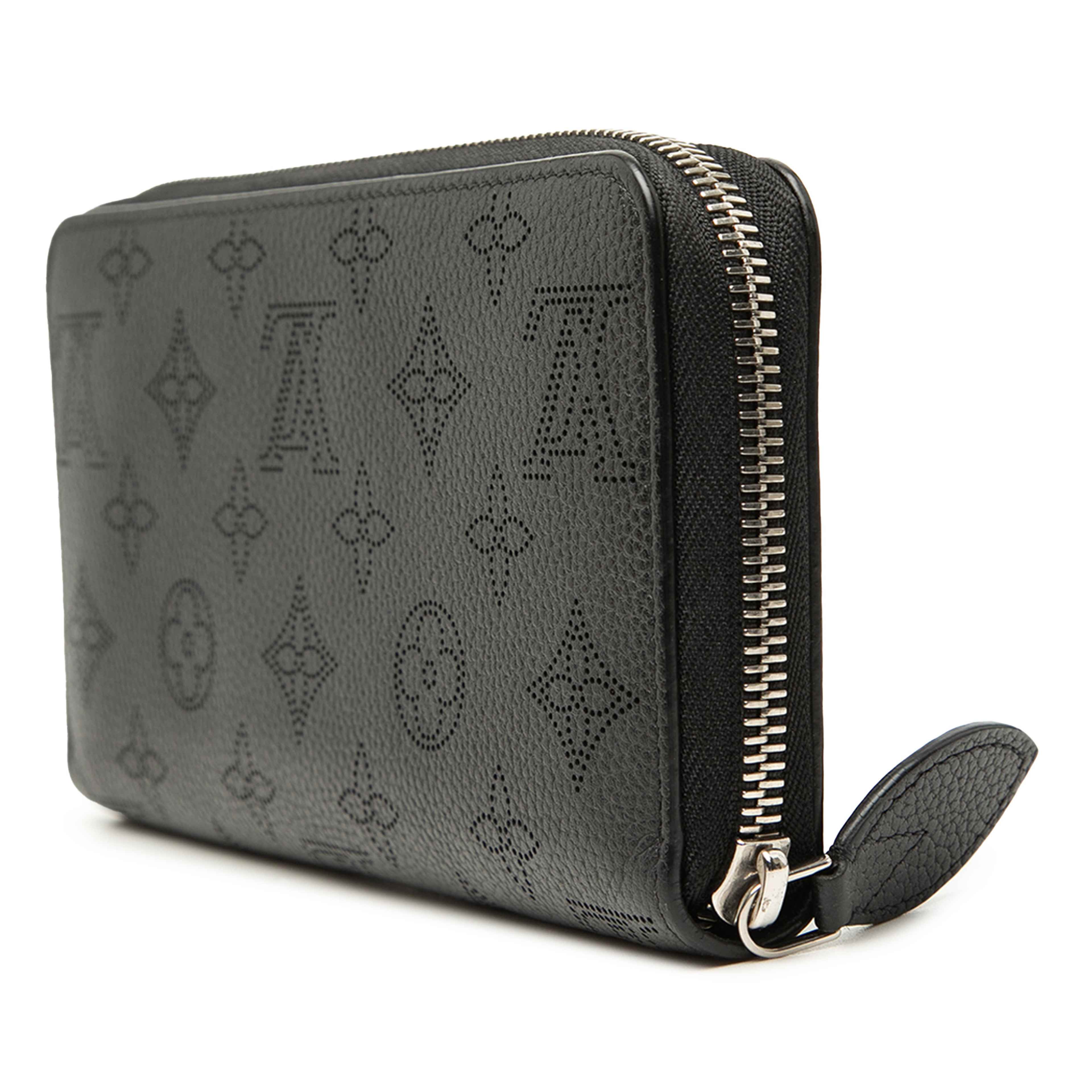 Louis Vuitton Monogram Mahina Zippy Wallet, från Luxclusif, i färgen svart. Klicka för att öppna bilden i stort format