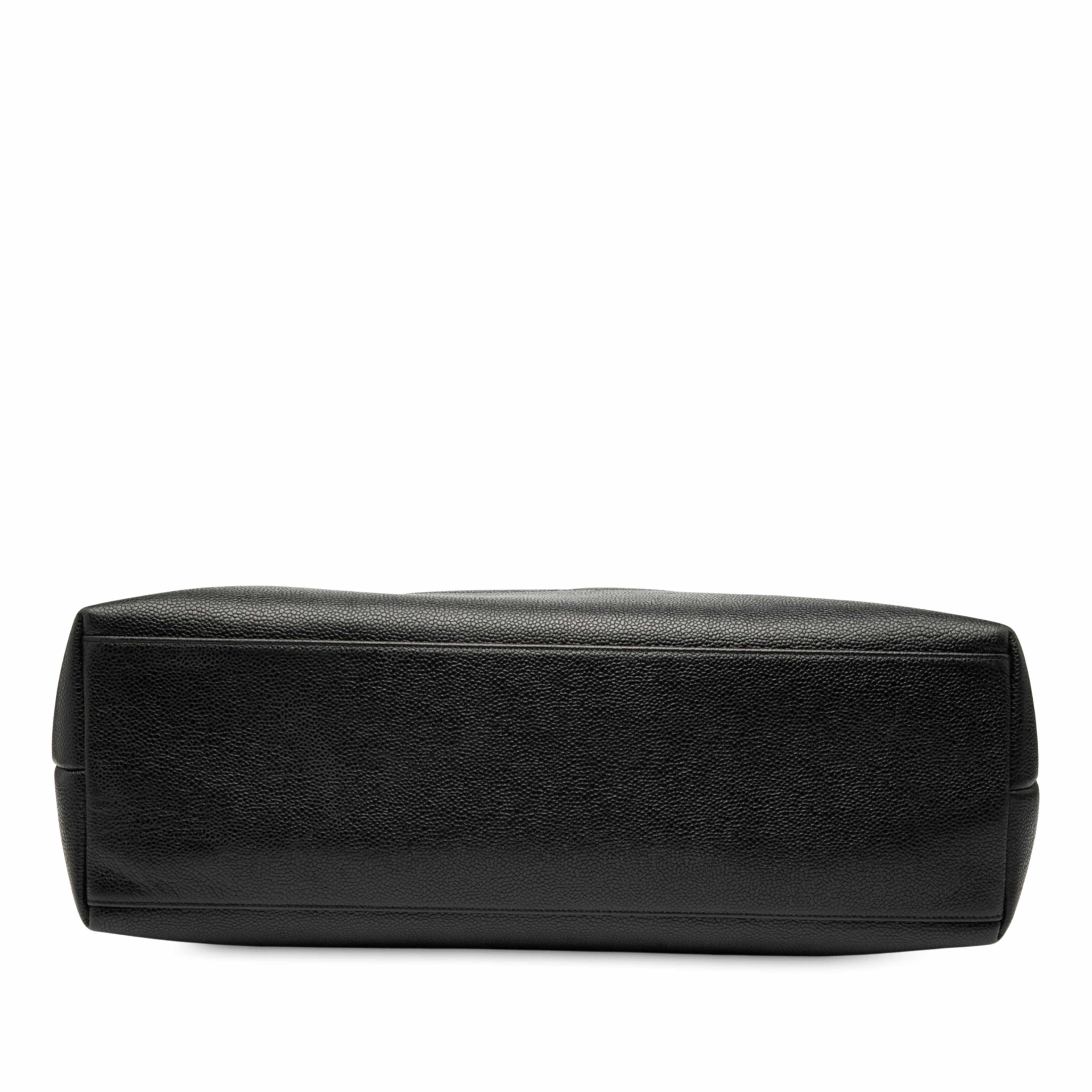 Chanel Cc Caviar Chain Zip Tote, från Luxclusif, i färgen black. Klicka för att öppna bilden i stort format