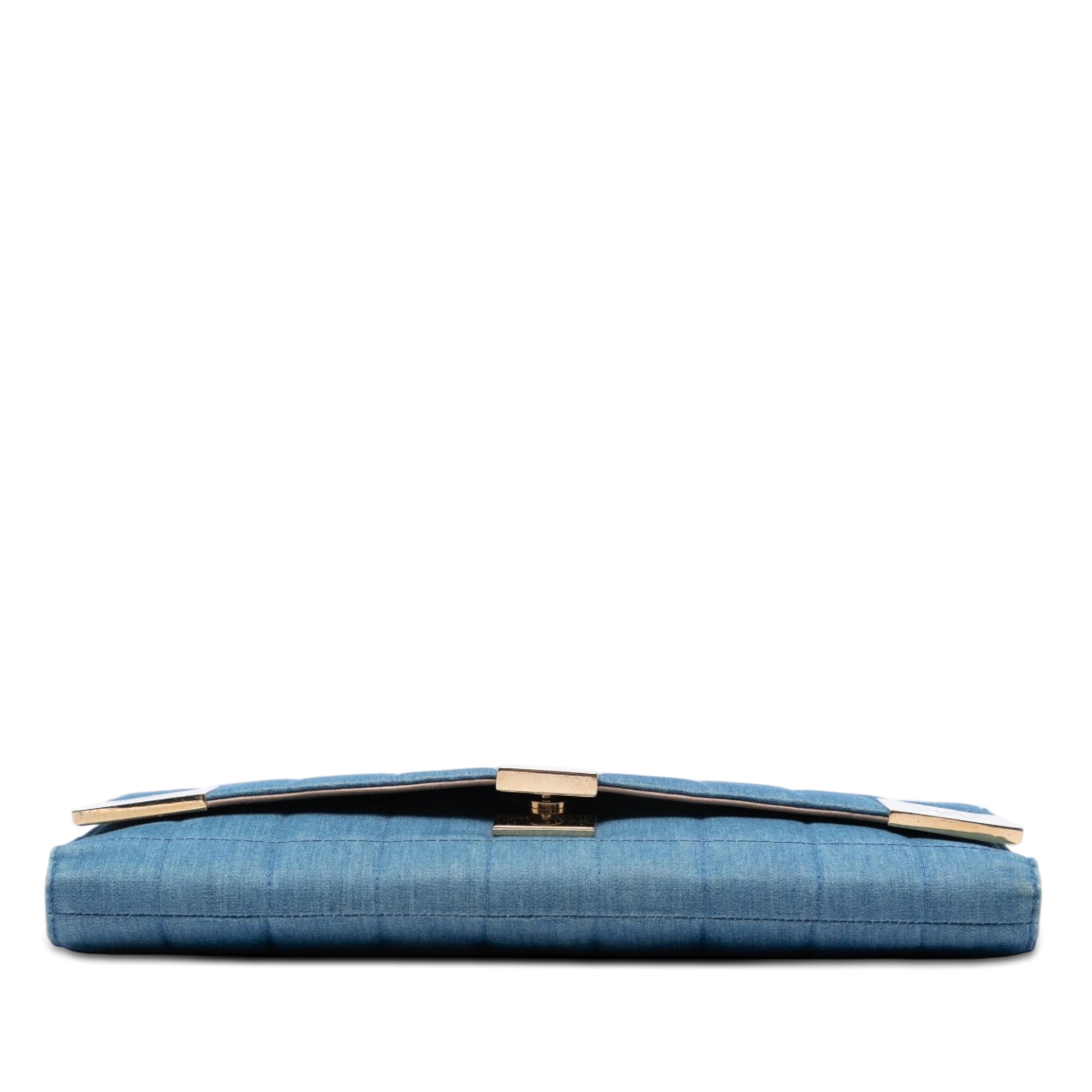 Chanel Cc Chocolate Bar Denim Flap, från Luxclusif, i färgen denim. Klicka för att öppna bilden i stort format