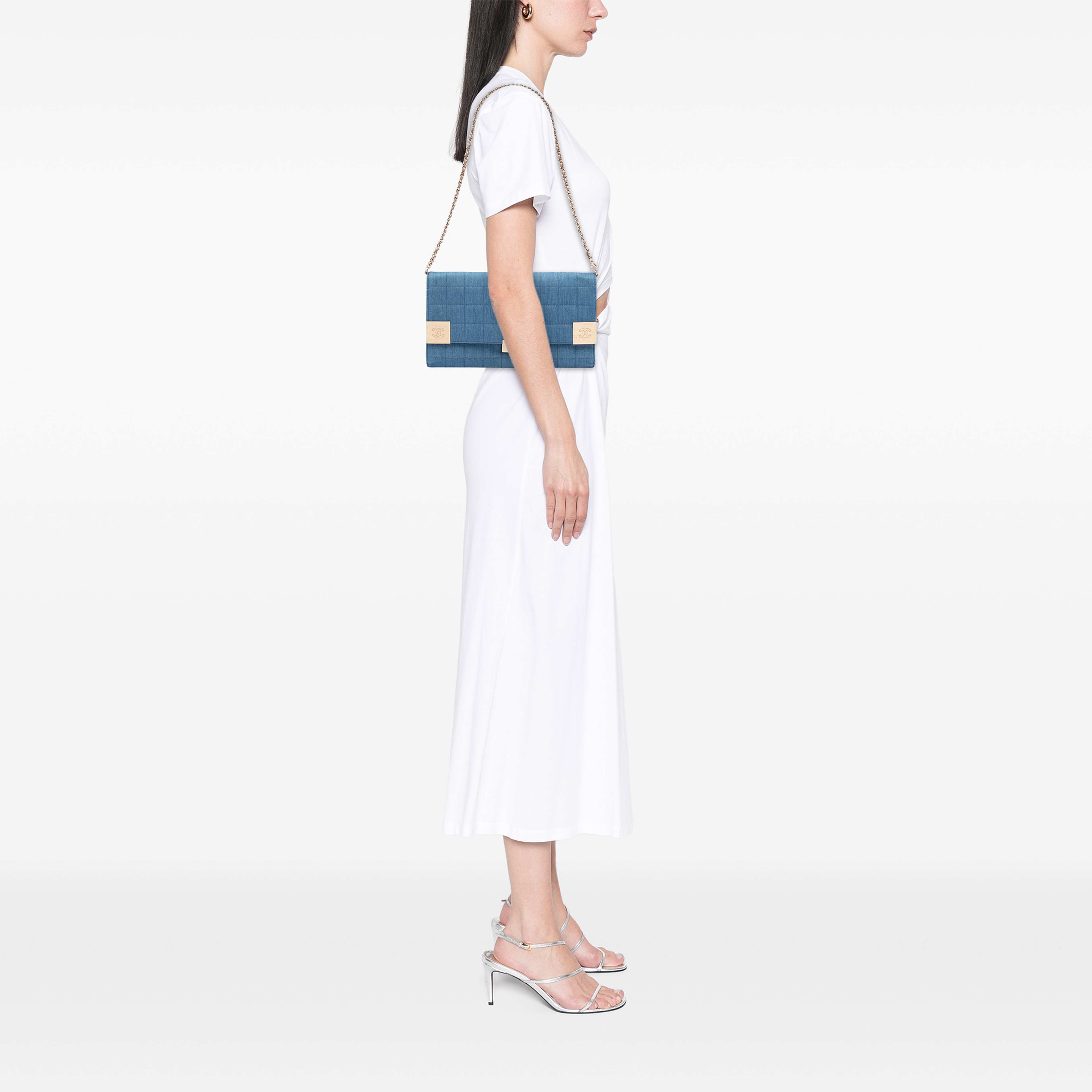 Chanel Cc Chocolate Bar Denim Flap, från Luxclusif, i färgen blå. Klicka för att öppna bilden i stort format