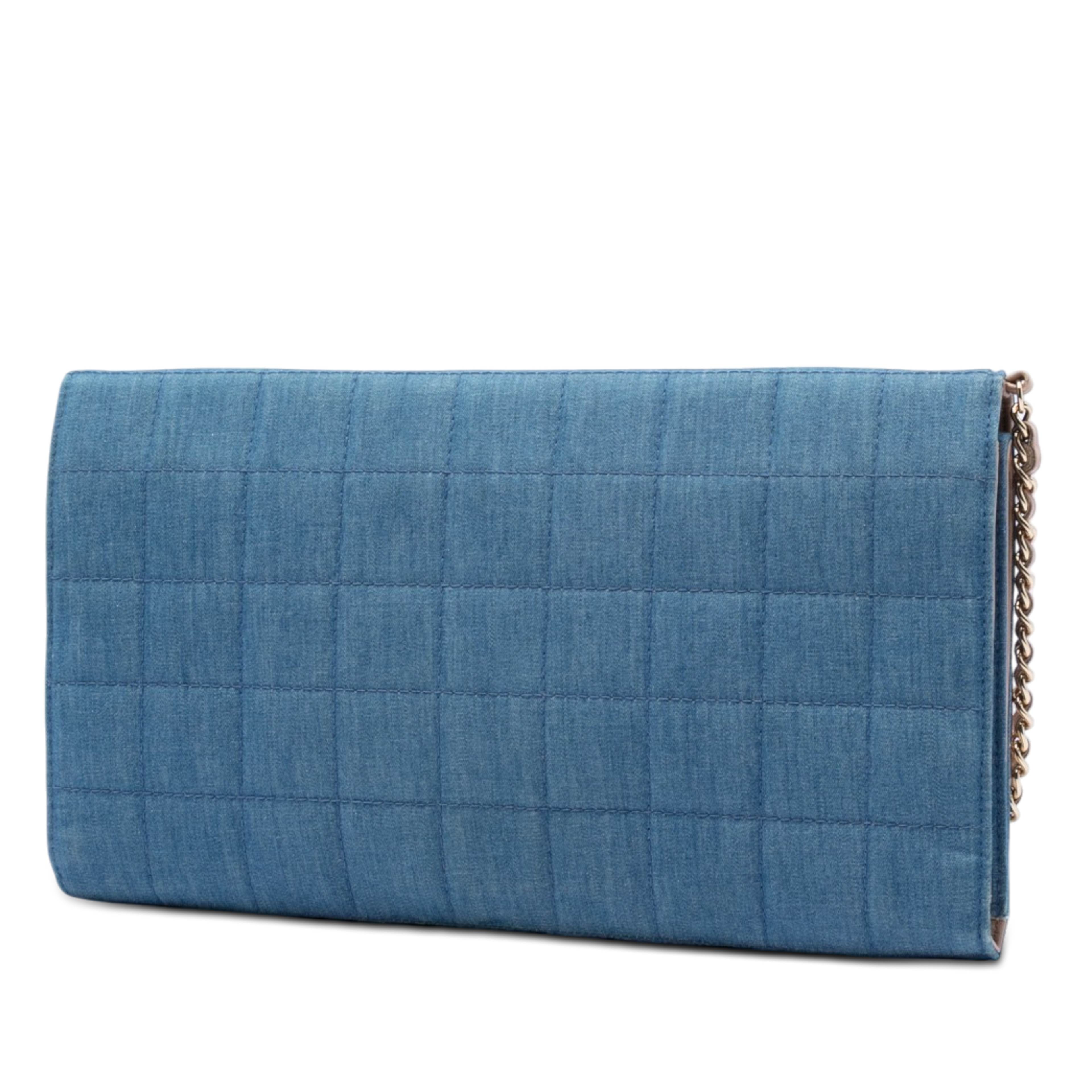 Chanel Cc Chocolate Bar Denim Flap, från Luxclusif, i färgen blå. Klicka för att öppna bilden i stort format