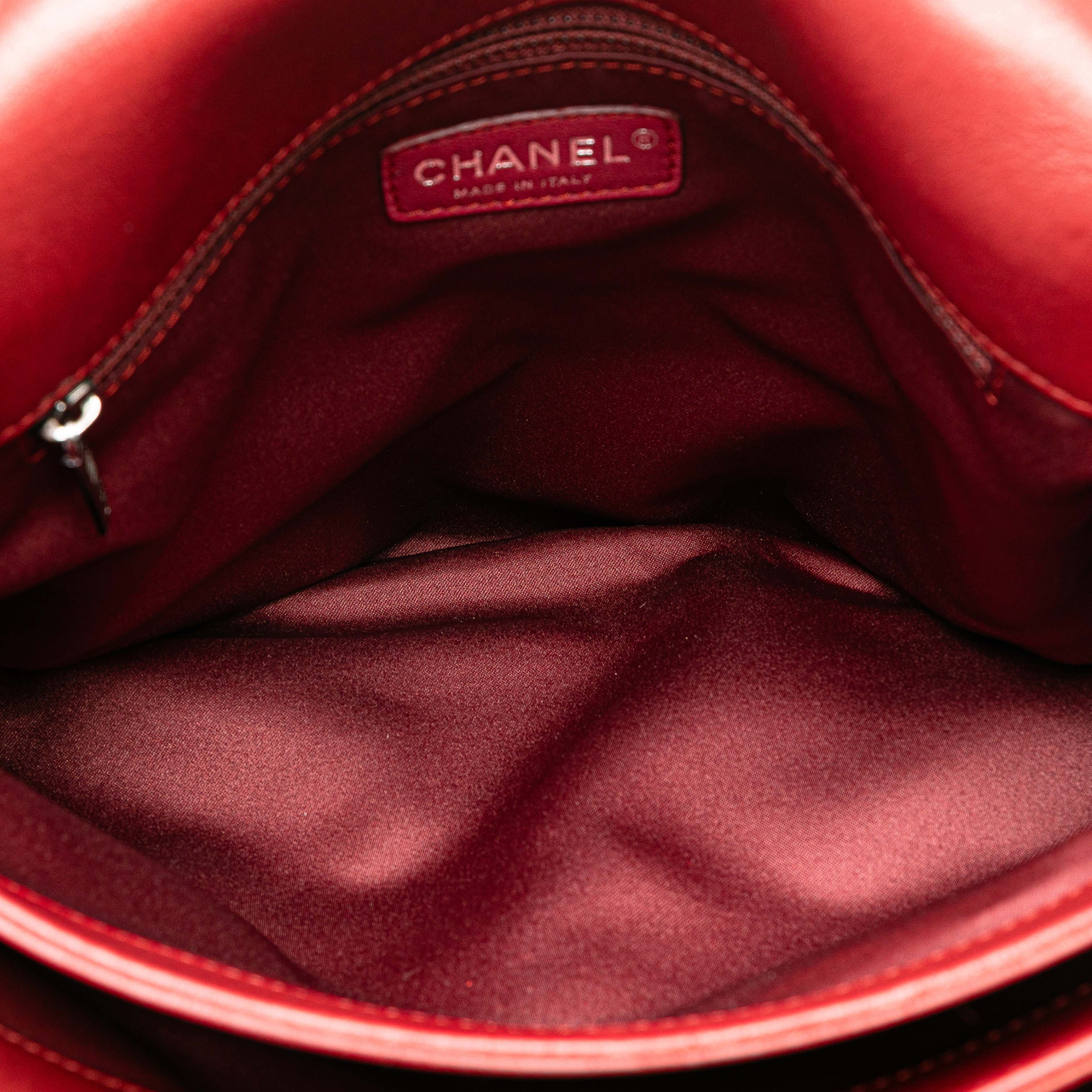 Chanel Maxi Lambskin 3 Accordion Flap, från Luxclusif, i färgen red. Klicka för att öppna bilden i stort format