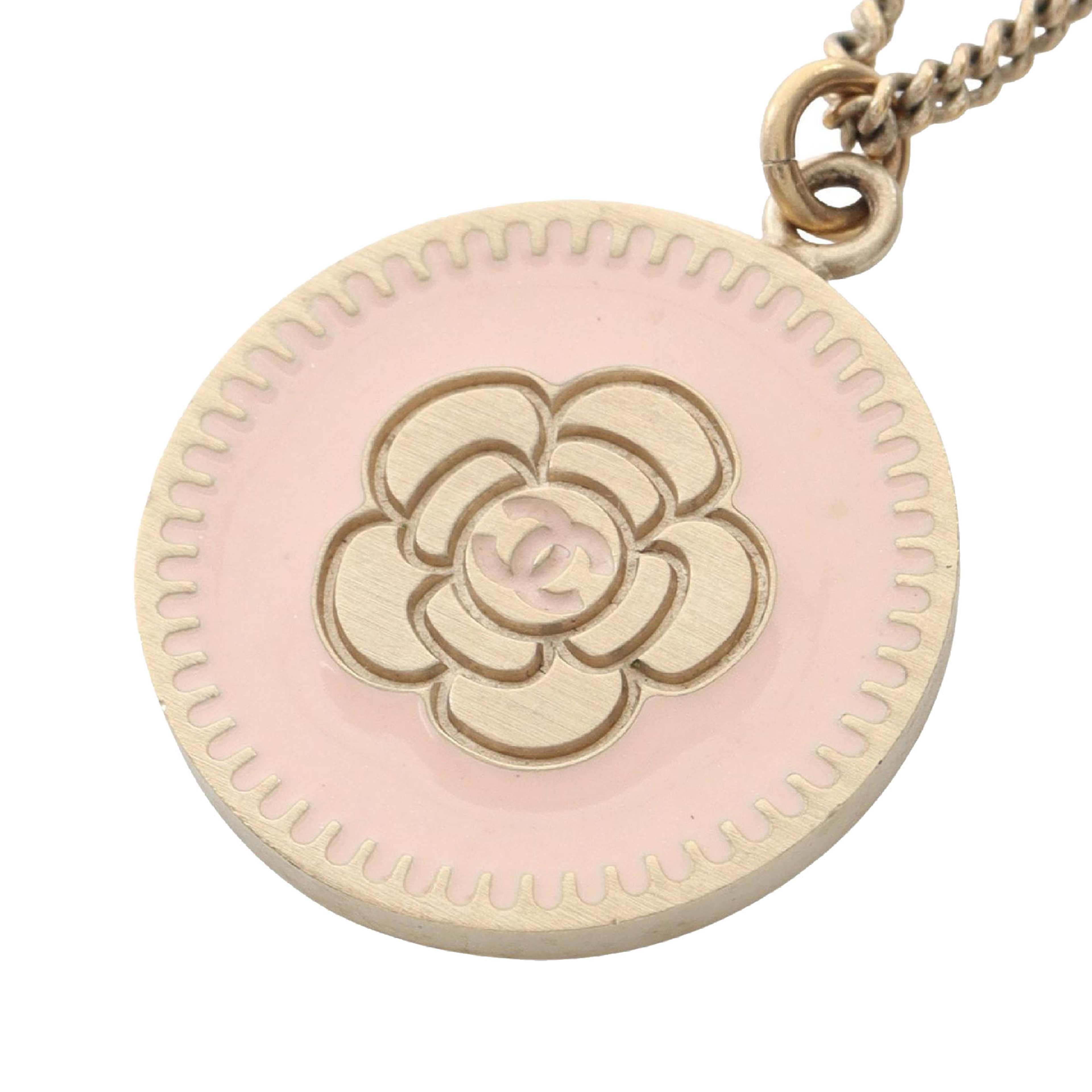 Chanel Cc Gold Plated And Enamel Camellia Round Pendant Necklace, från Luxclusif, i färgen guld. Klicka för att öppna bilden i stort format