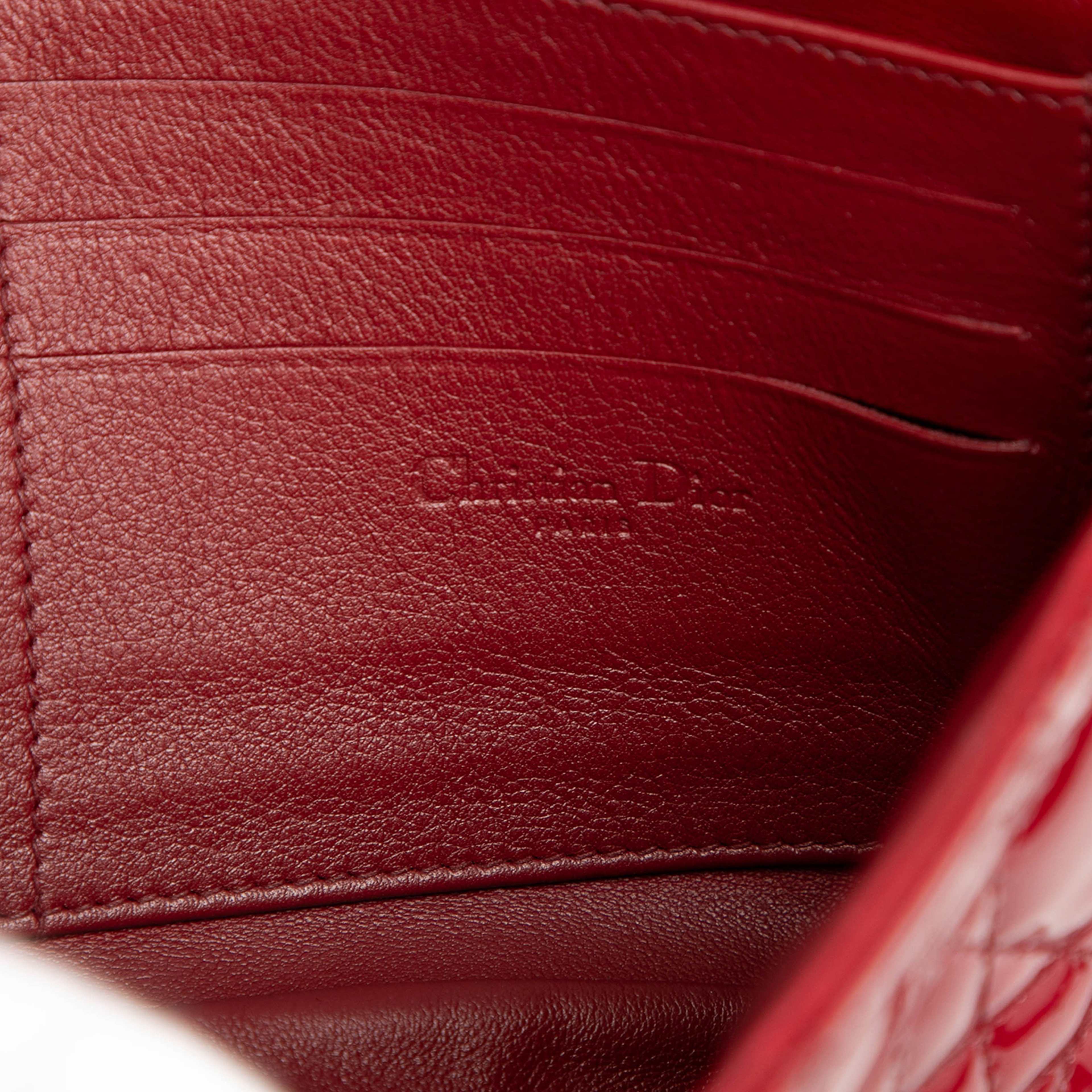 Dior Patent Cannage Lady Dior Wallet On Chain, från Luxclusif, i färgen red. Klicka för att öppna bilden i stort format