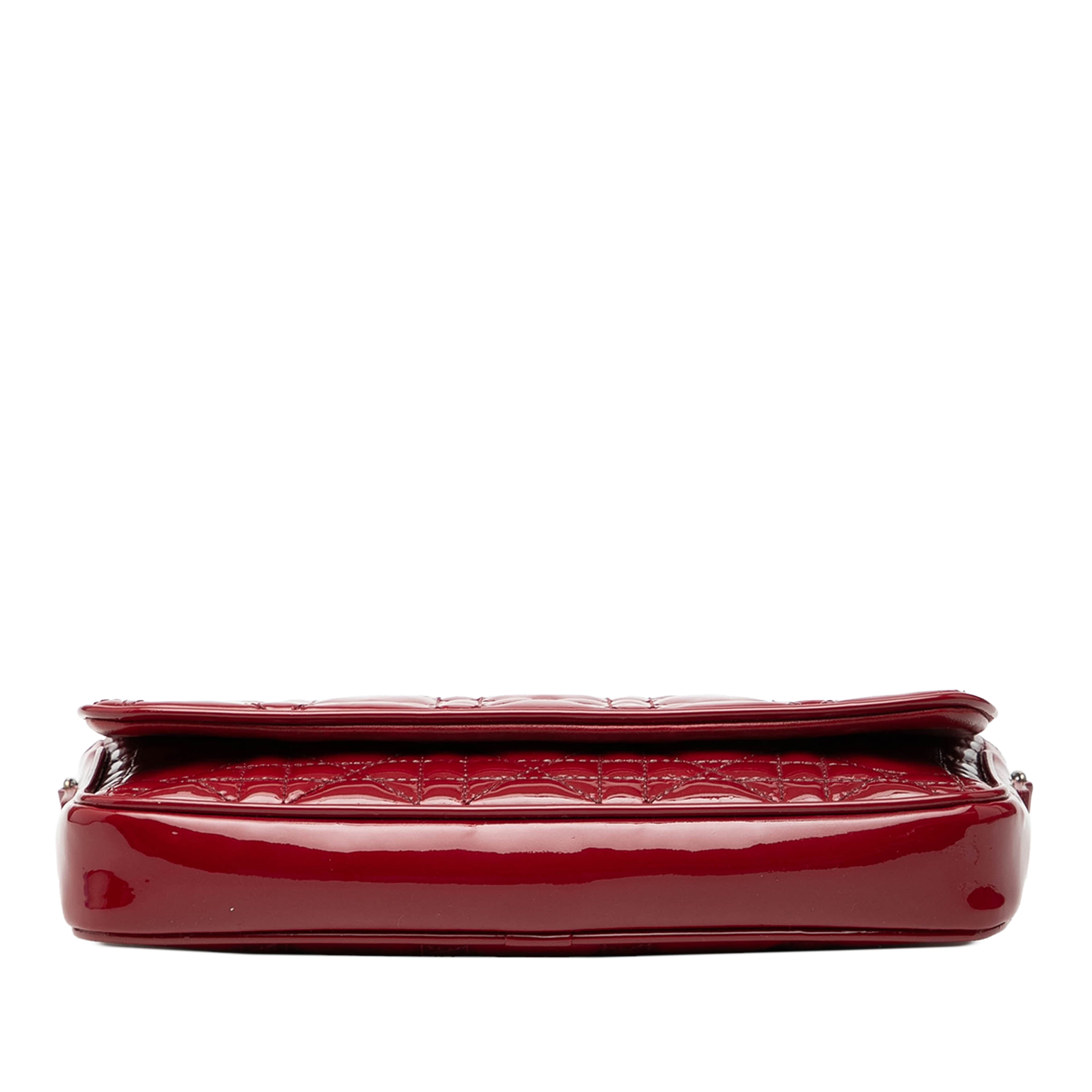 Dior Patent Cannage Lady Dior Wallet On Chain, från Luxclusif, i färgen red. Klicka för att öppna bilden i stort format