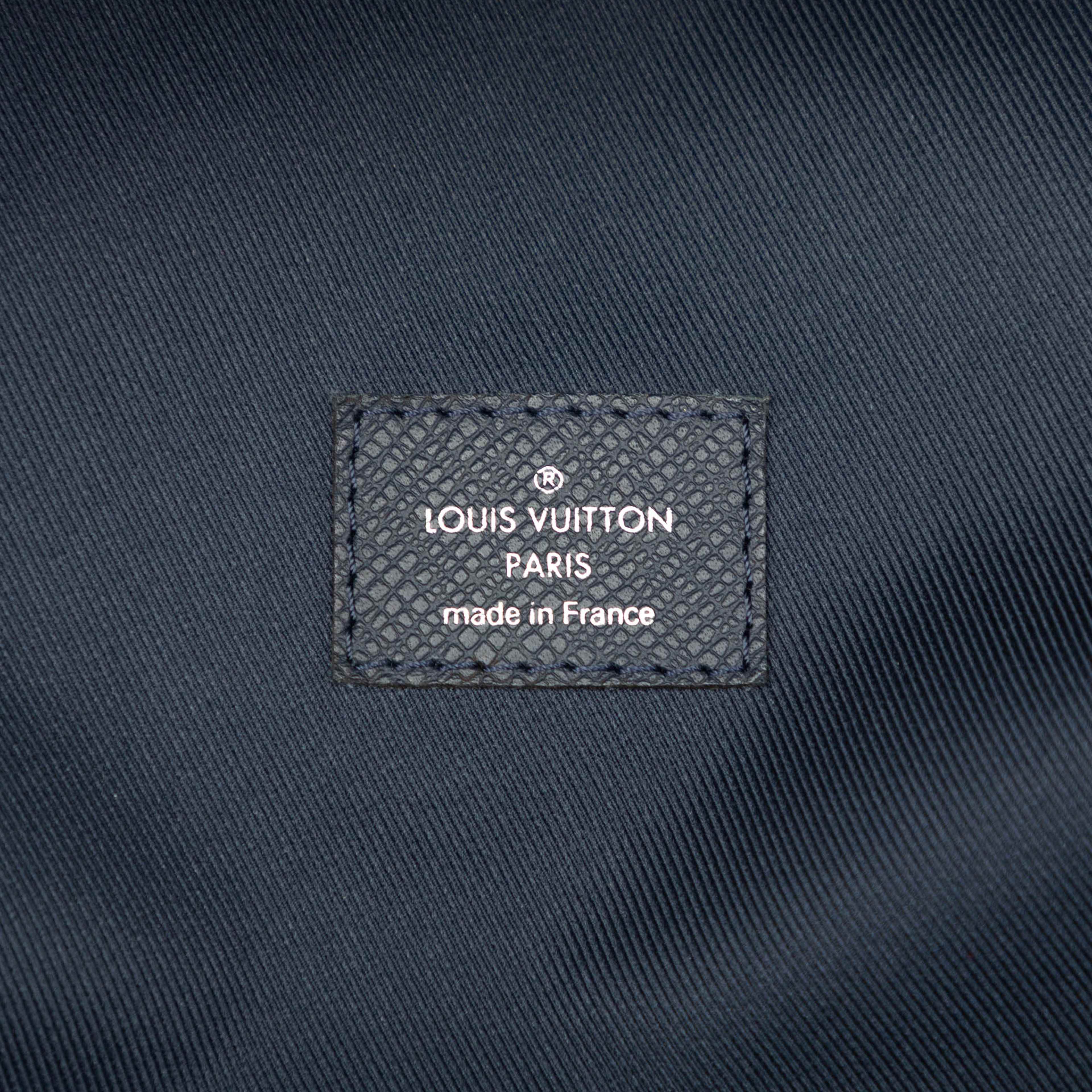 Louis Vuitton Taiga Discovery Backpack Pm, från Luxclusif, i färgen blå. Klicka för att öppna bilden i stort format