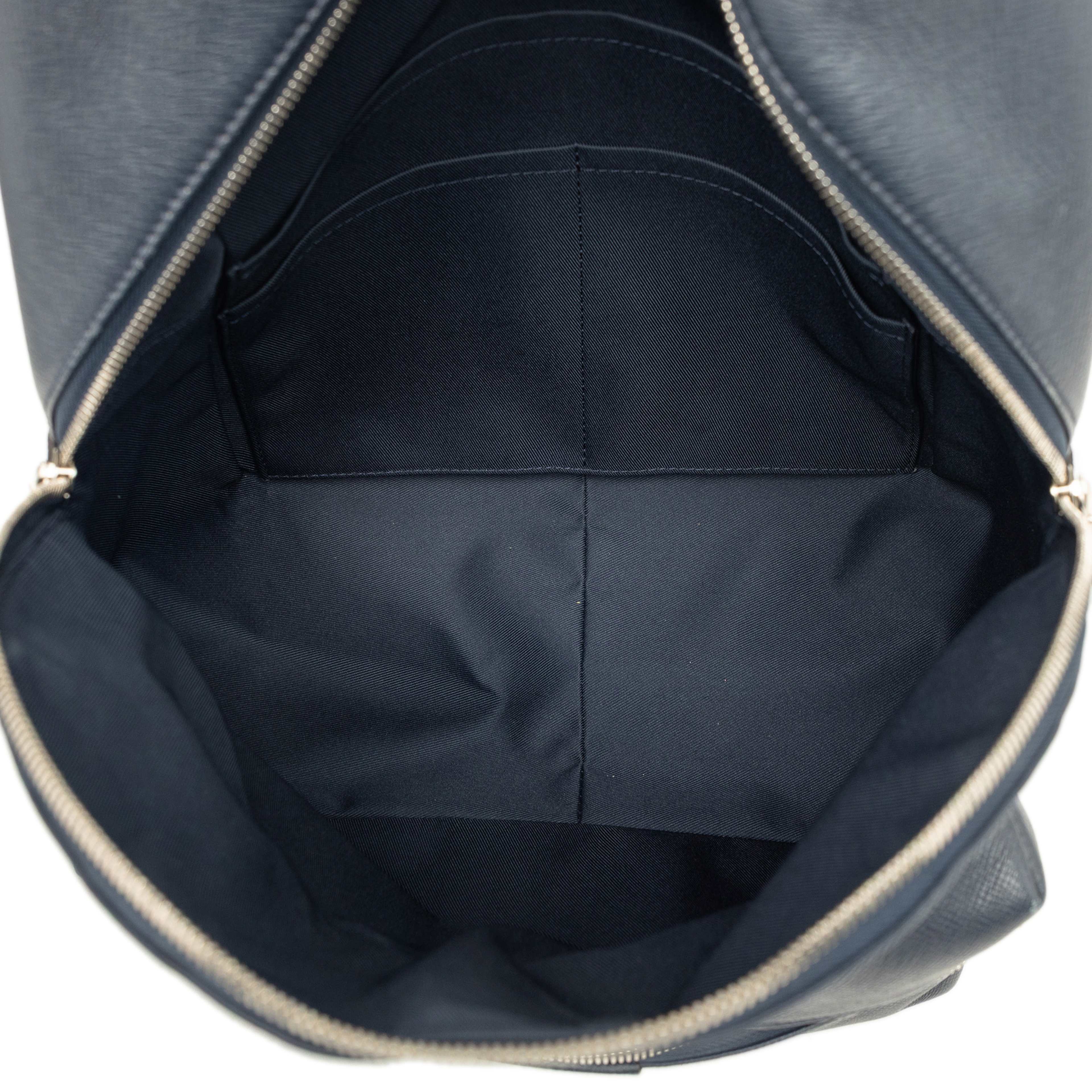 Louis Vuitton Taiga Discovery Backpack Pm, från Luxclusif, i färgen blå. Klicka för att öppna bilden i stort format