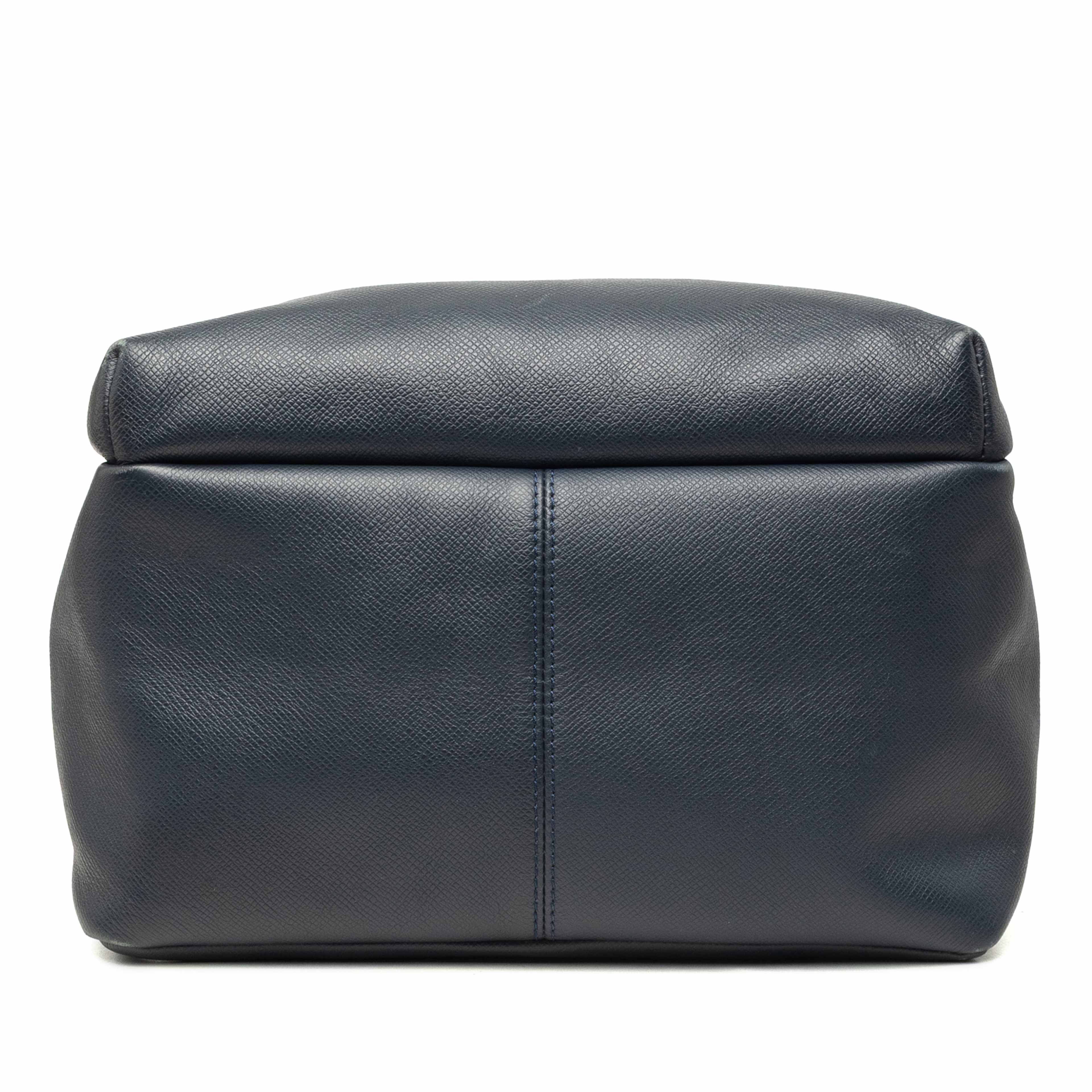 Louis Vuitton Taiga Discovery Backpack Pm, från Luxclusif, i färgen blå. Klicka för att öppna bilden i stort format