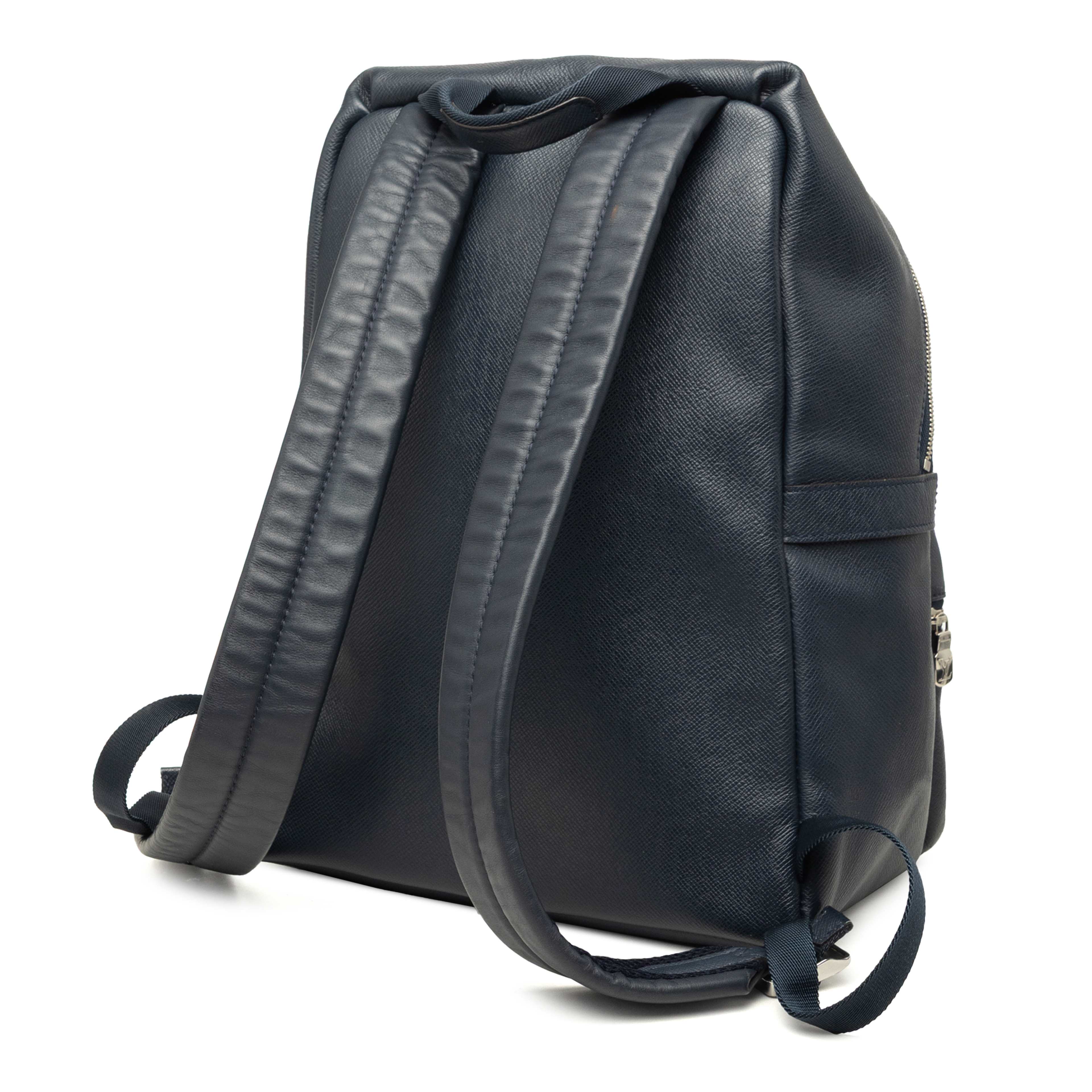 Louis Vuitton Taiga Discovery Backpack Pm, från Luxclusif, i färgen blå. Klicka för att öppna bilden i stort format