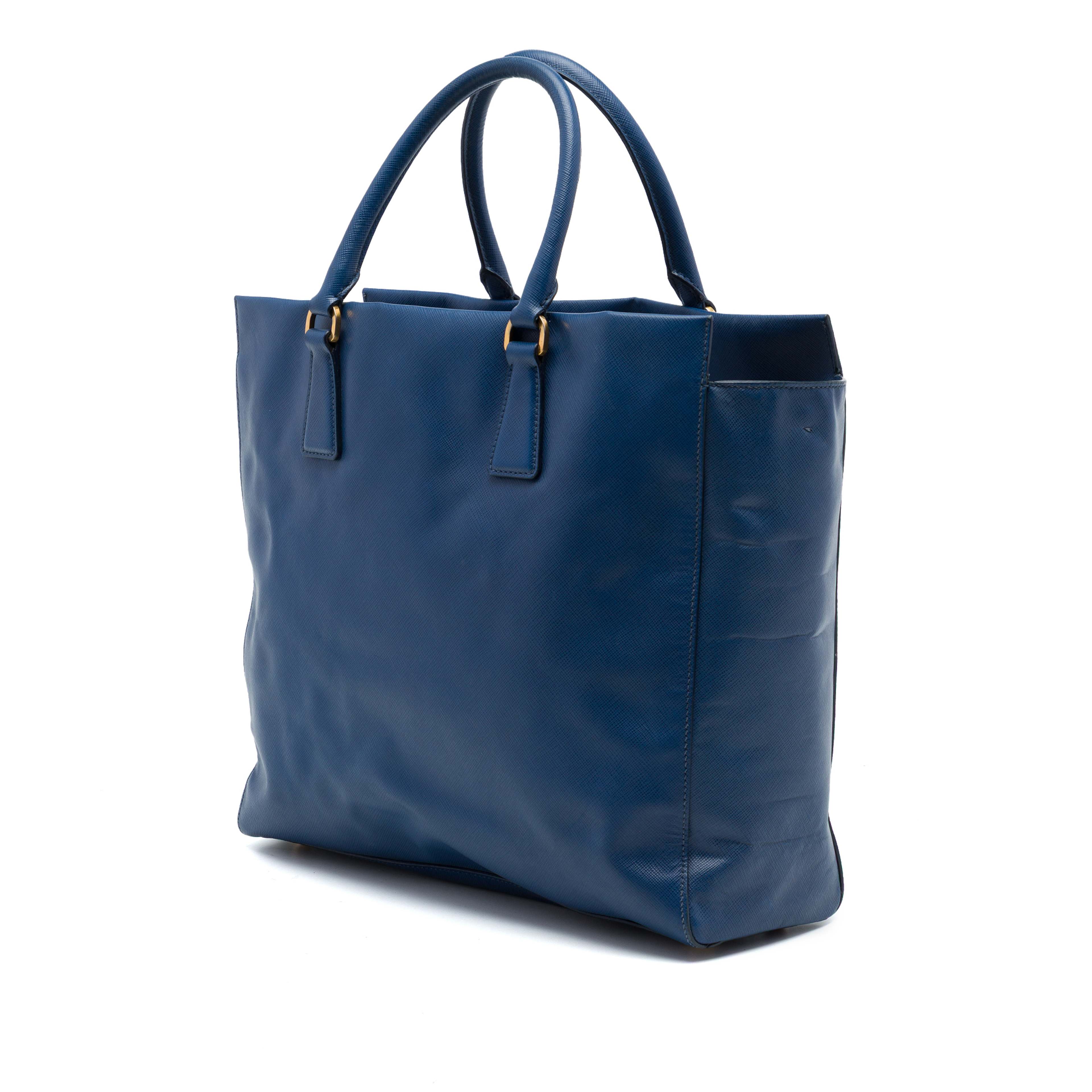 Prada Saffiano Lux Open Convertible Tote, från Luxclusif, i färgen blå. Klicka för att öppna bilden i stort format