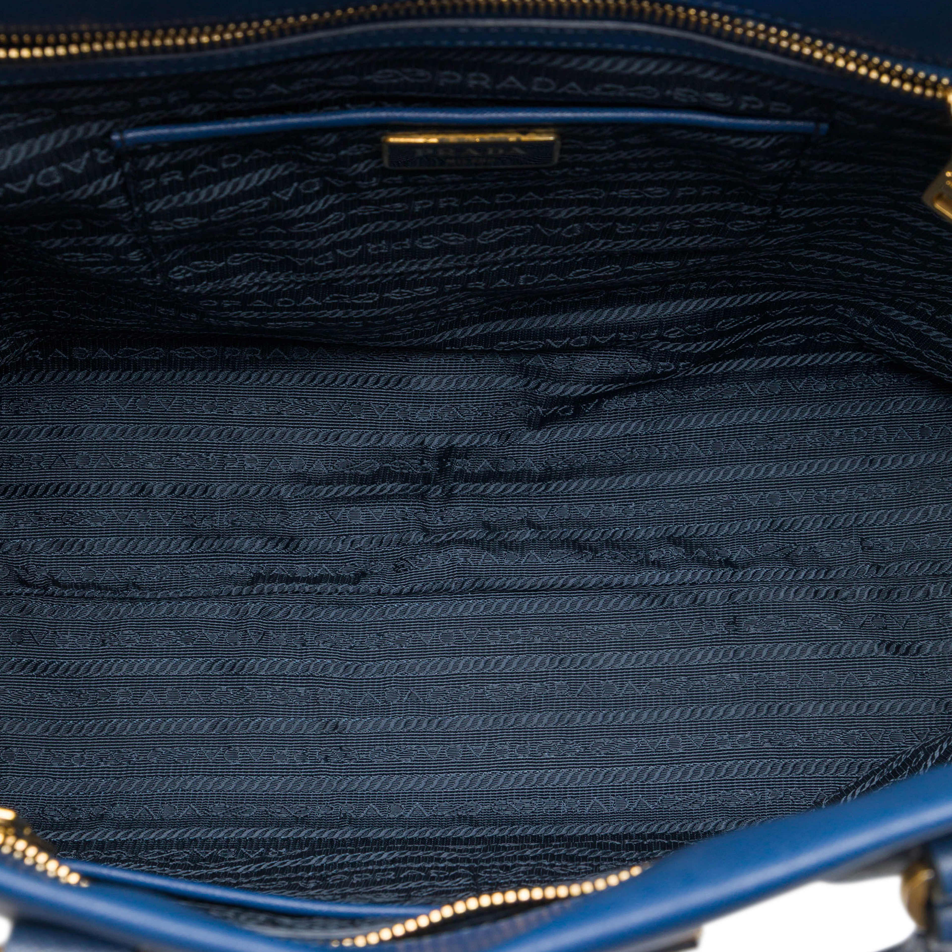 Prada Saffiano Lux Open Convertible Tote, från Luxclusif, i färgen blå. Klicka för att öppna bilden i stort format