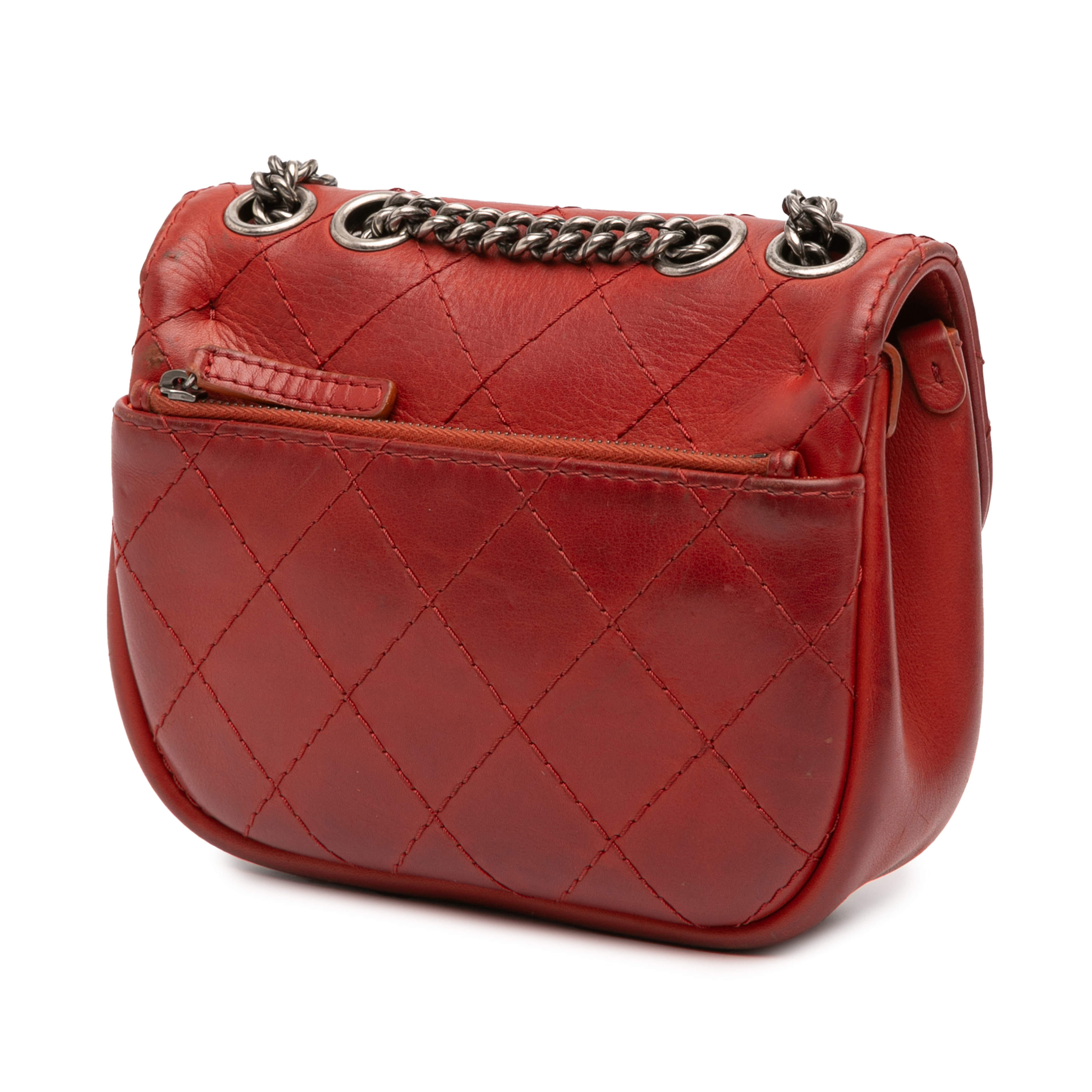 Chanel Paris Dallas Goatskin Wild Stitch Flap, från Luxclusif, i färgen röd. Klicka för att öppna bilden i stort format