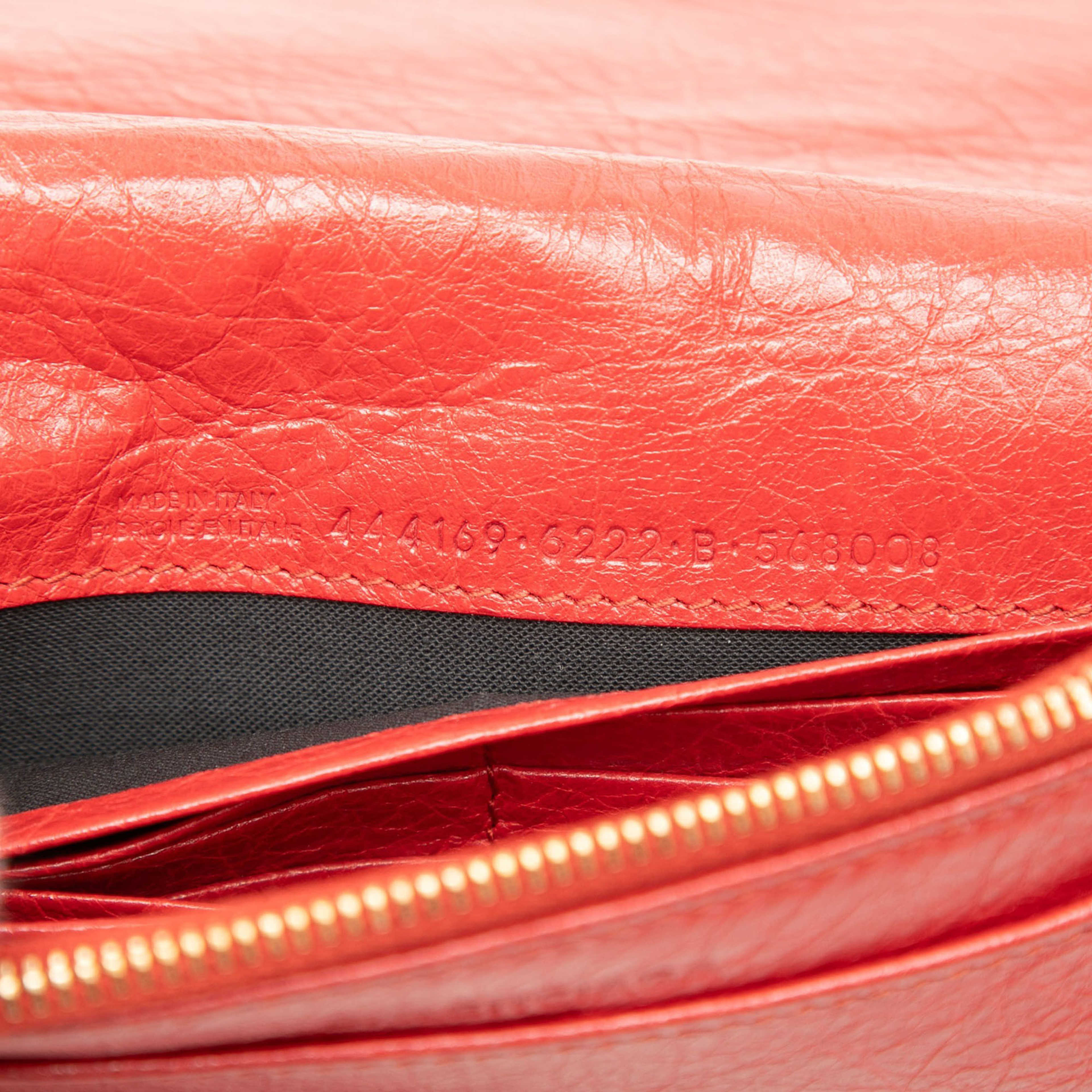 Balenciaga Chevre Motocross Metallic Edge Wallet On Chain, från Luxclusif, i färgen red. Klicka för att öppna bilden i stort format
