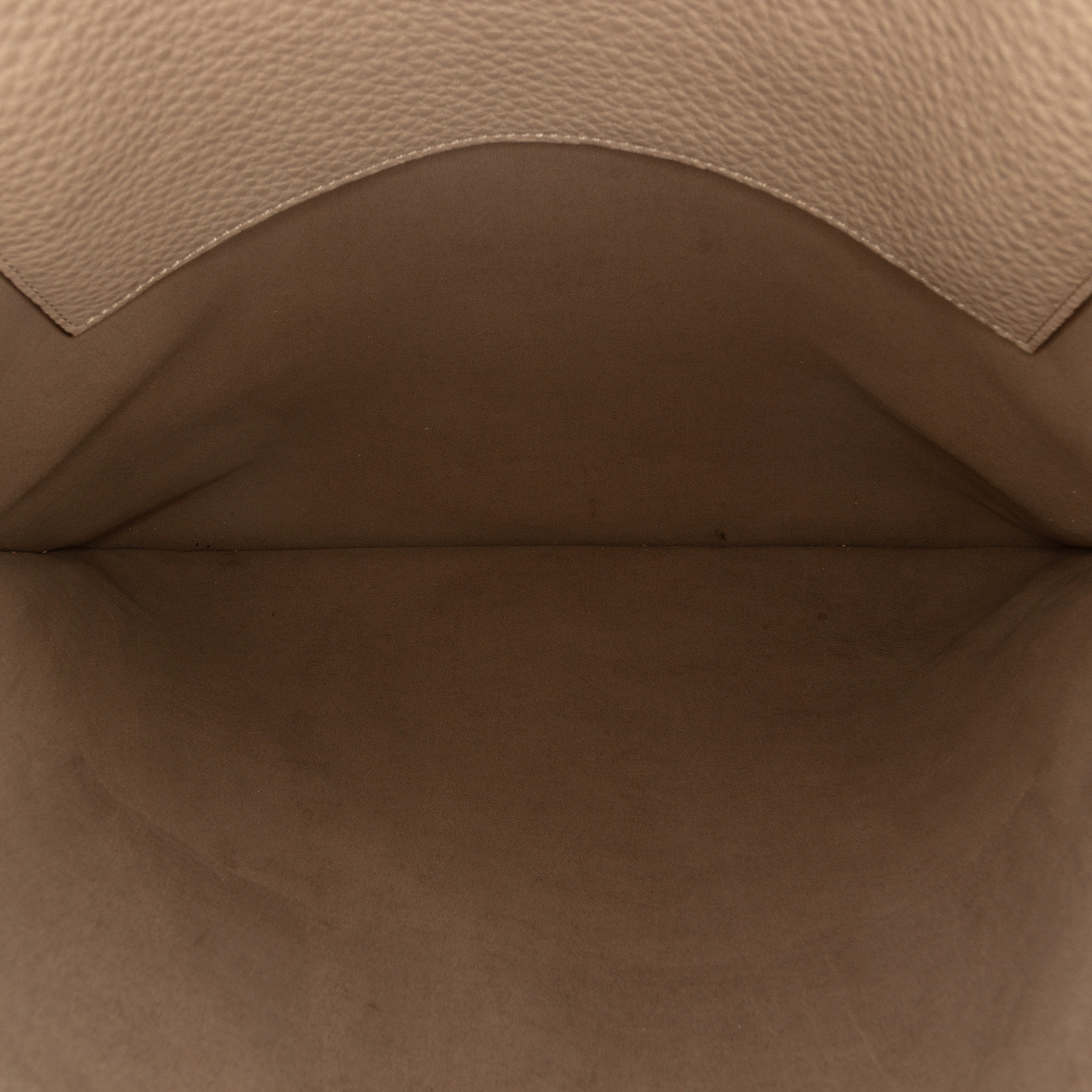 Fendi Sue Tilley Leather Banana Shopper Tote, från Luxclusif, i färgen taupe. Klicka för att öppna bilden i stort format