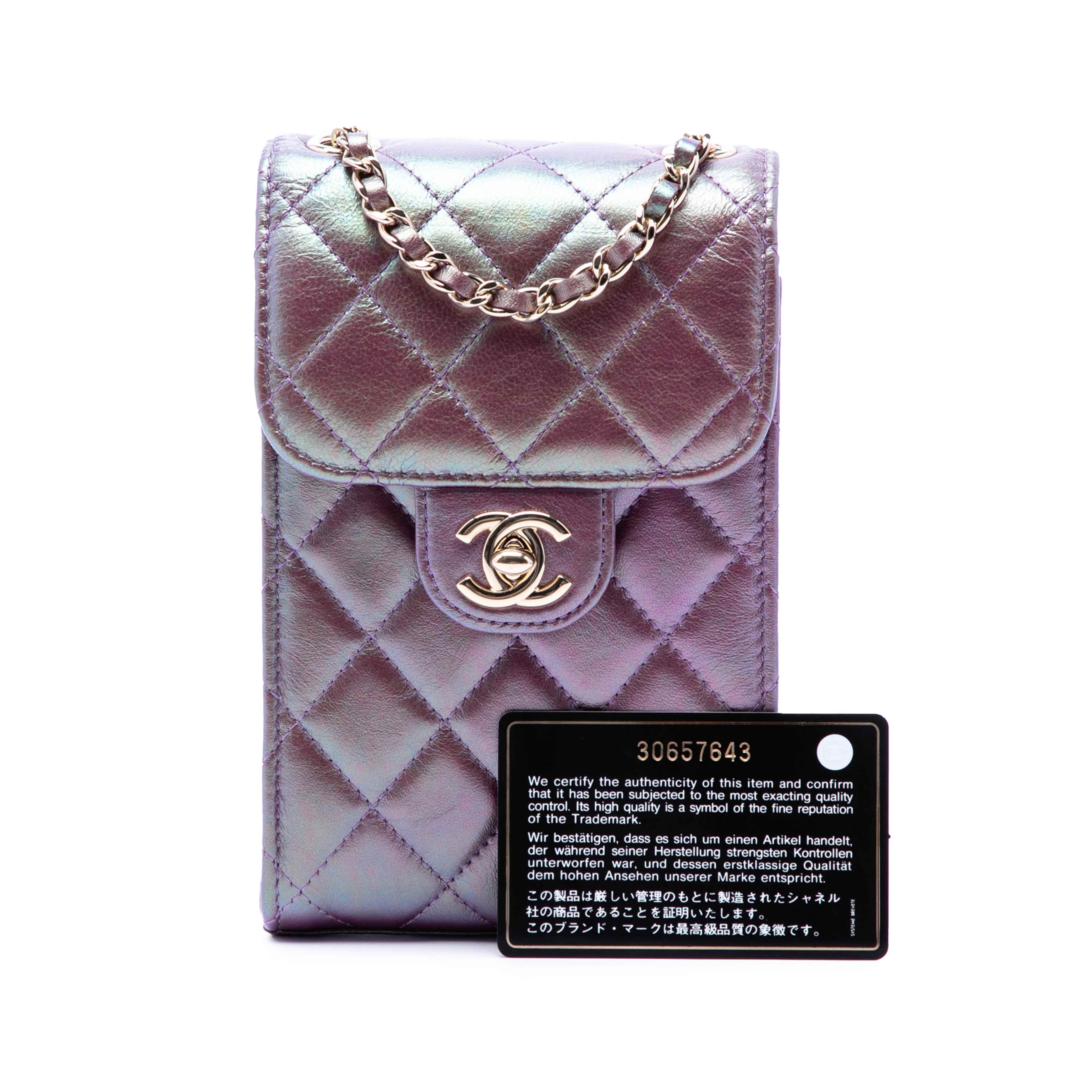 Chanel Cc Quilted Iridescent Lambskin Phone Holder With Chain, från Luxclusif, i färgen purpur. Klicka för att öppna bilden i stort format