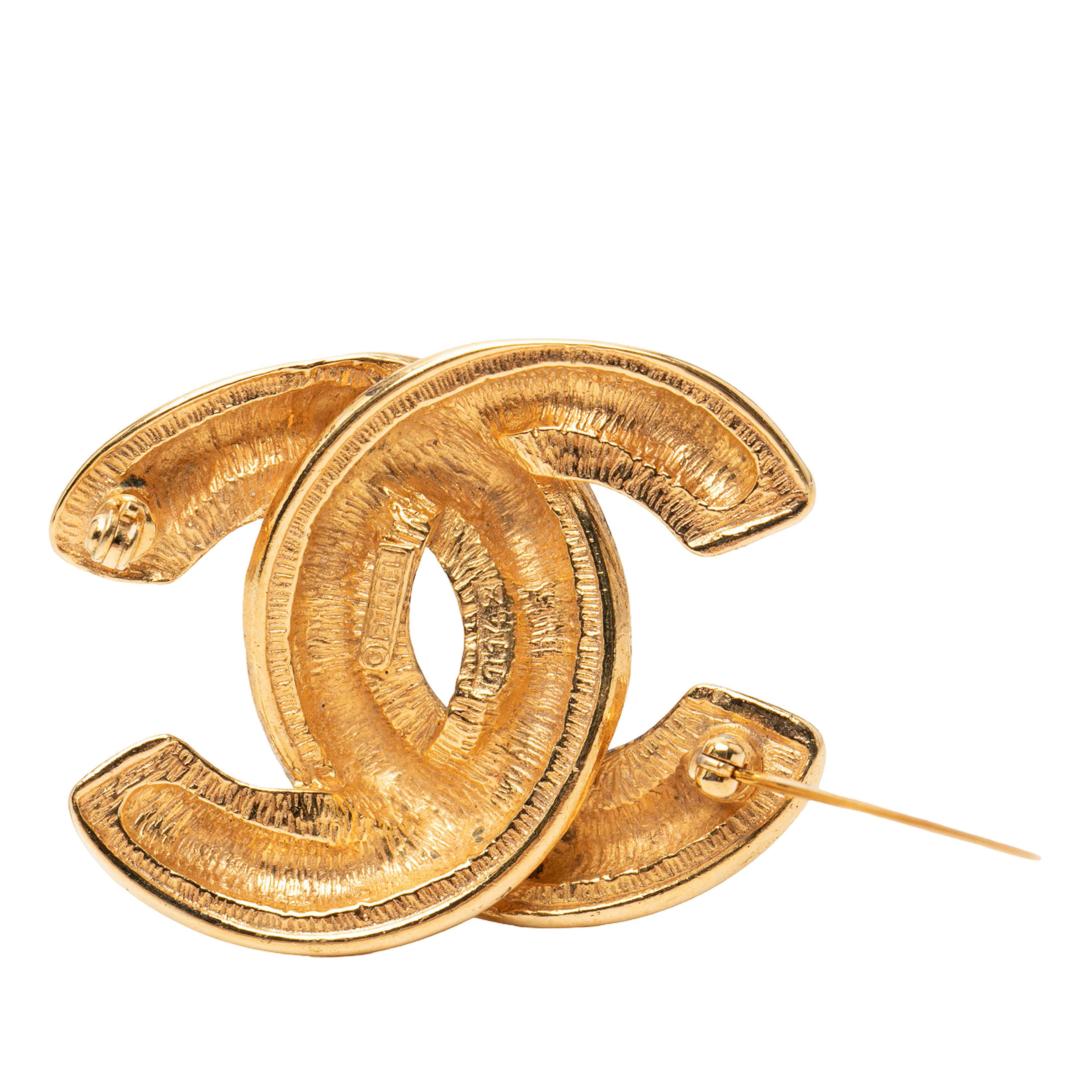 Chanel Gold Plated Cc Quilted Brooch, från Luxclusif, i färgen guld. Klicka för att öppna bilden i stort format