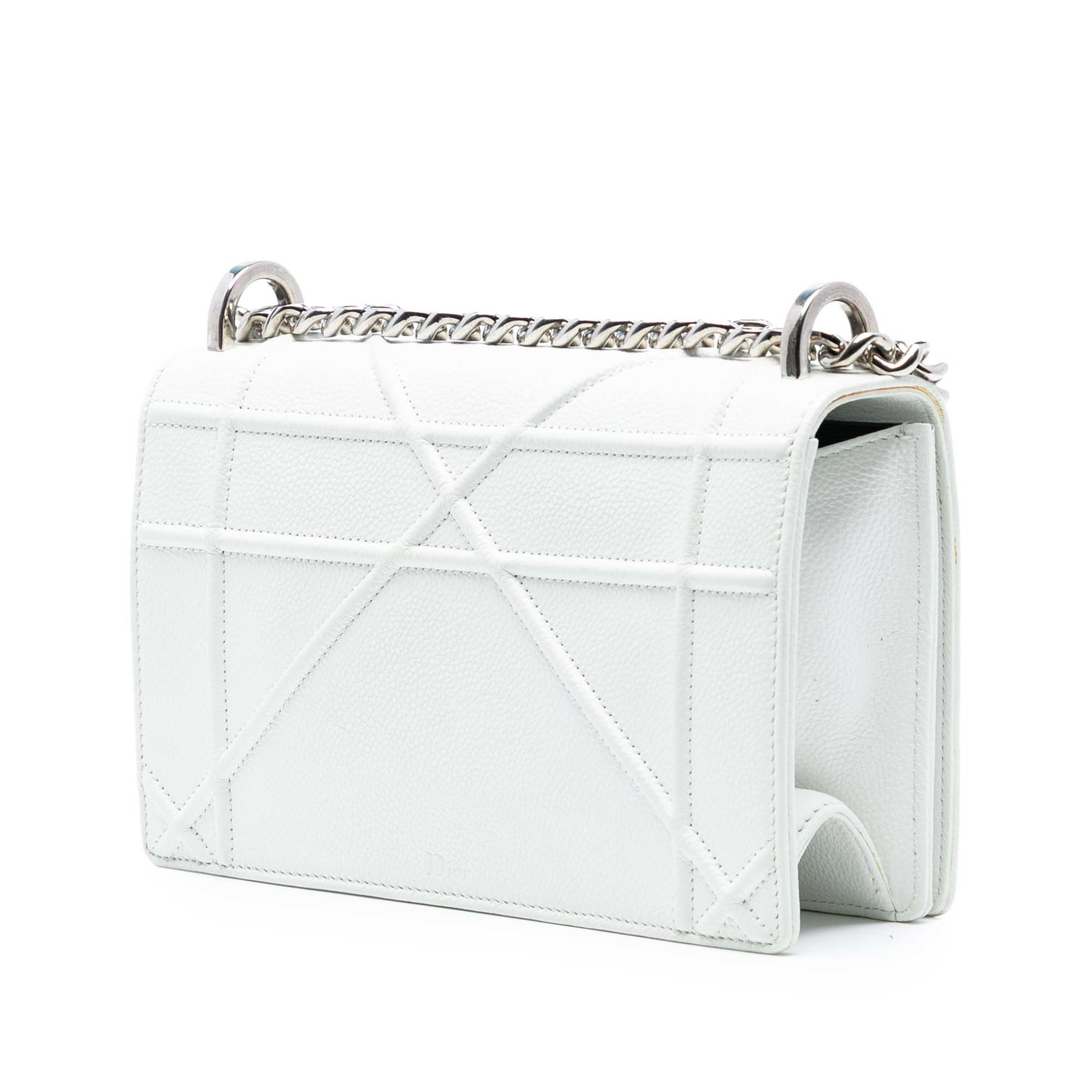 Dior Small Grained Calfskin Diorama Flap, från Luxclusif, i färgen white. Klicka för att öppna bilden i stort format