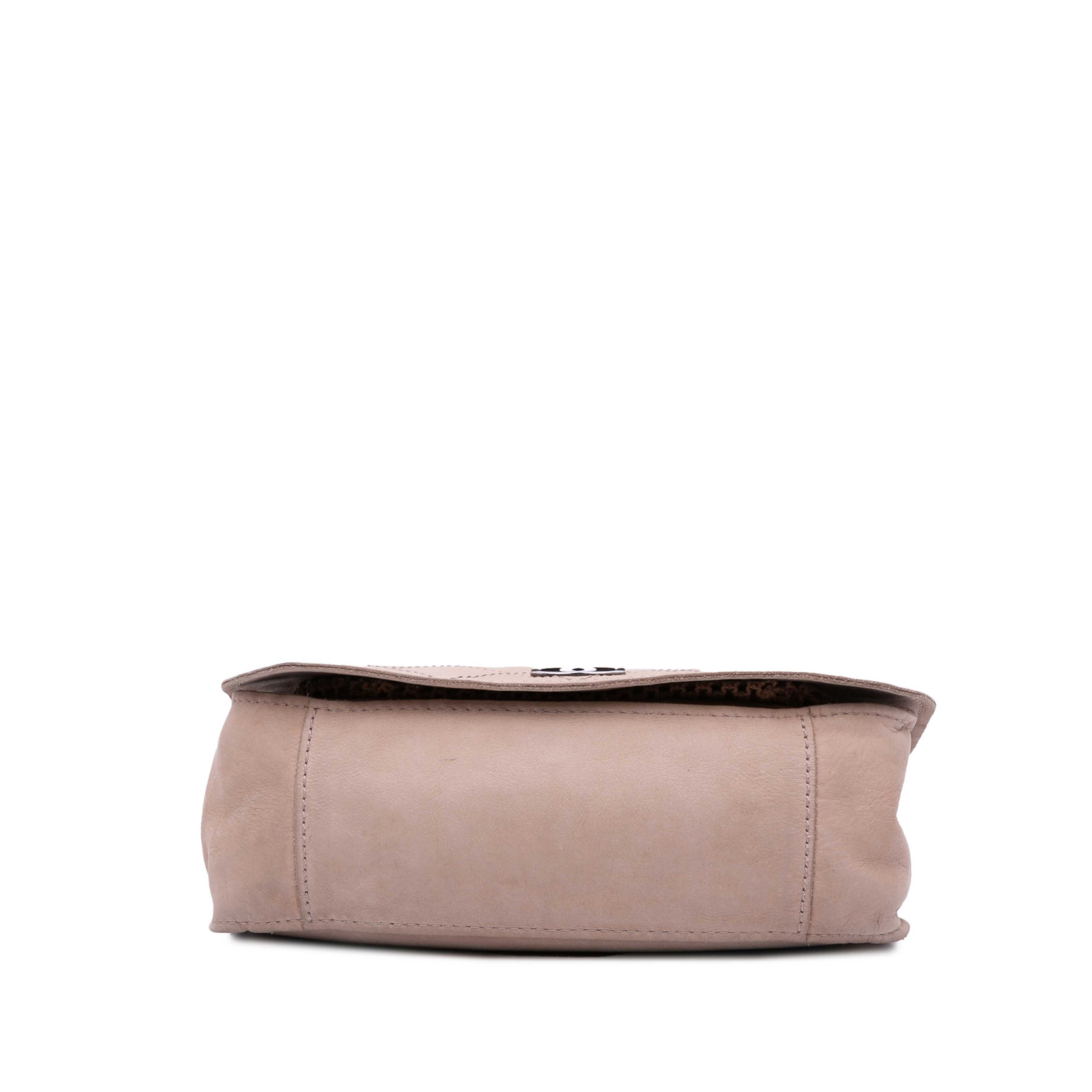 Chanel Calfskin Stitched Highlander Messenger Bag, från Luxclusif, i färgen beige.