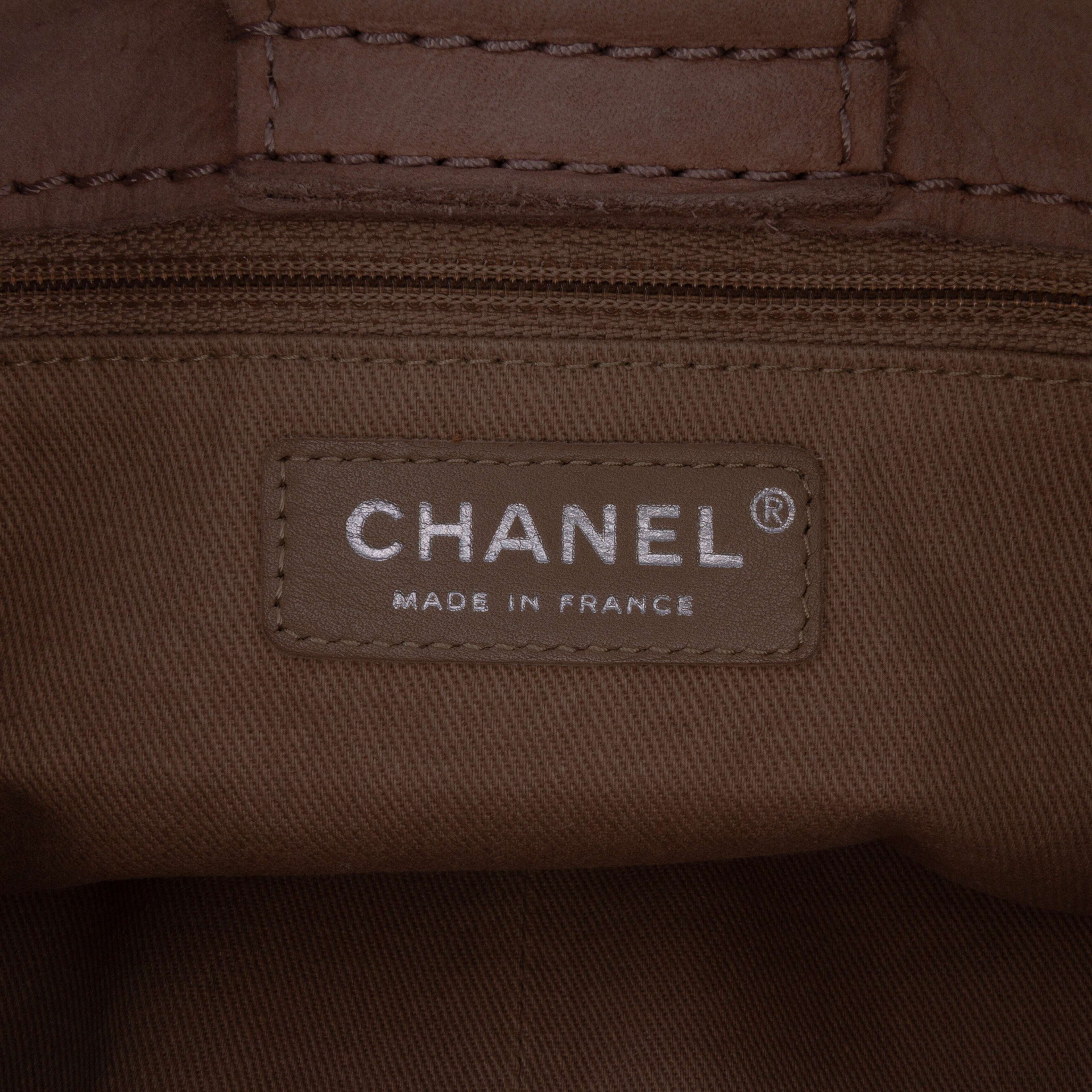 Chanel Calfskin Stitched Highlander Messenger Bag, från Luxclusif, i färgen beige.