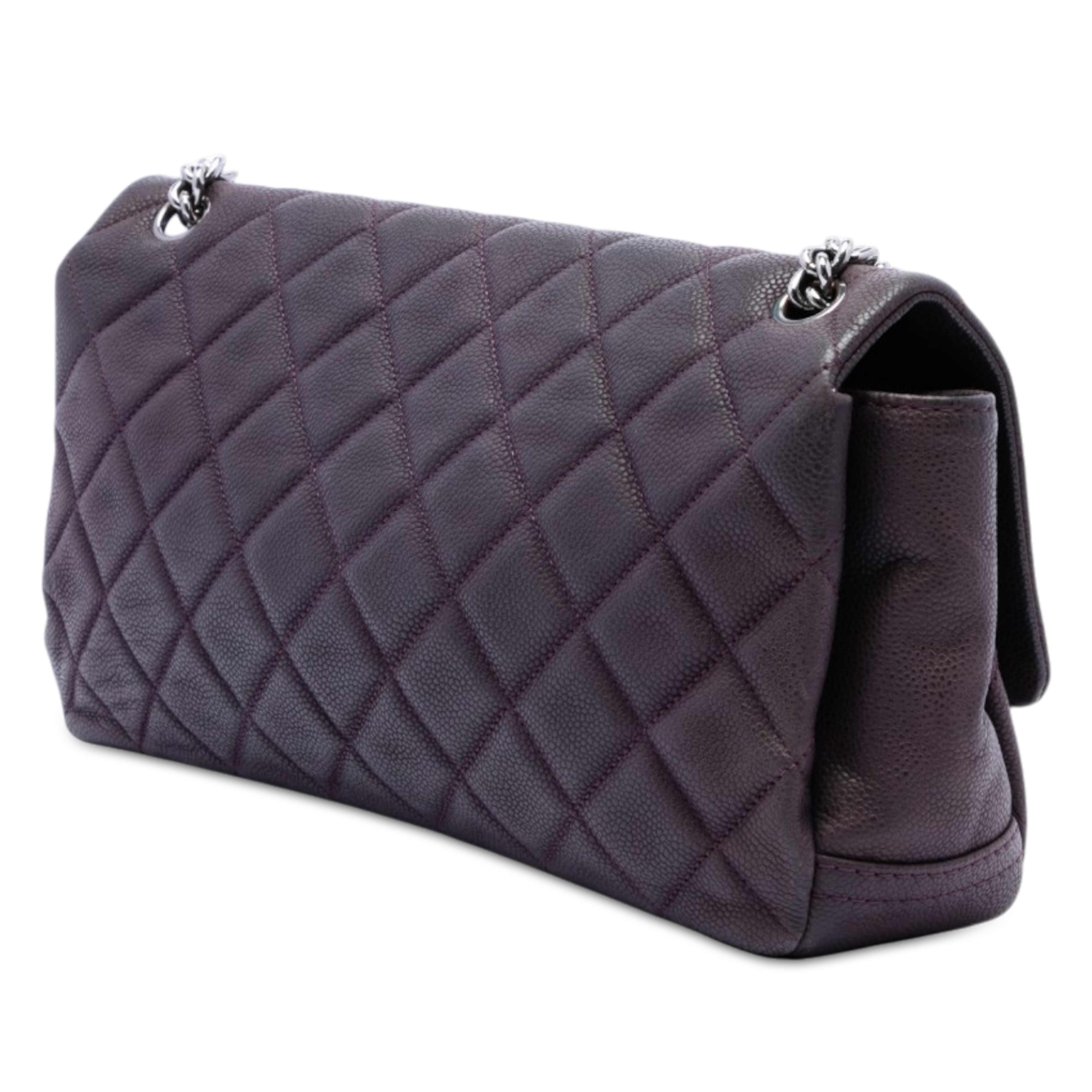 Chanel Matte Quilted Caviar Leather Lady Pearly Flap, från Luxclusif, i färgen purpur. Klicka för att öppna bilden i stort format