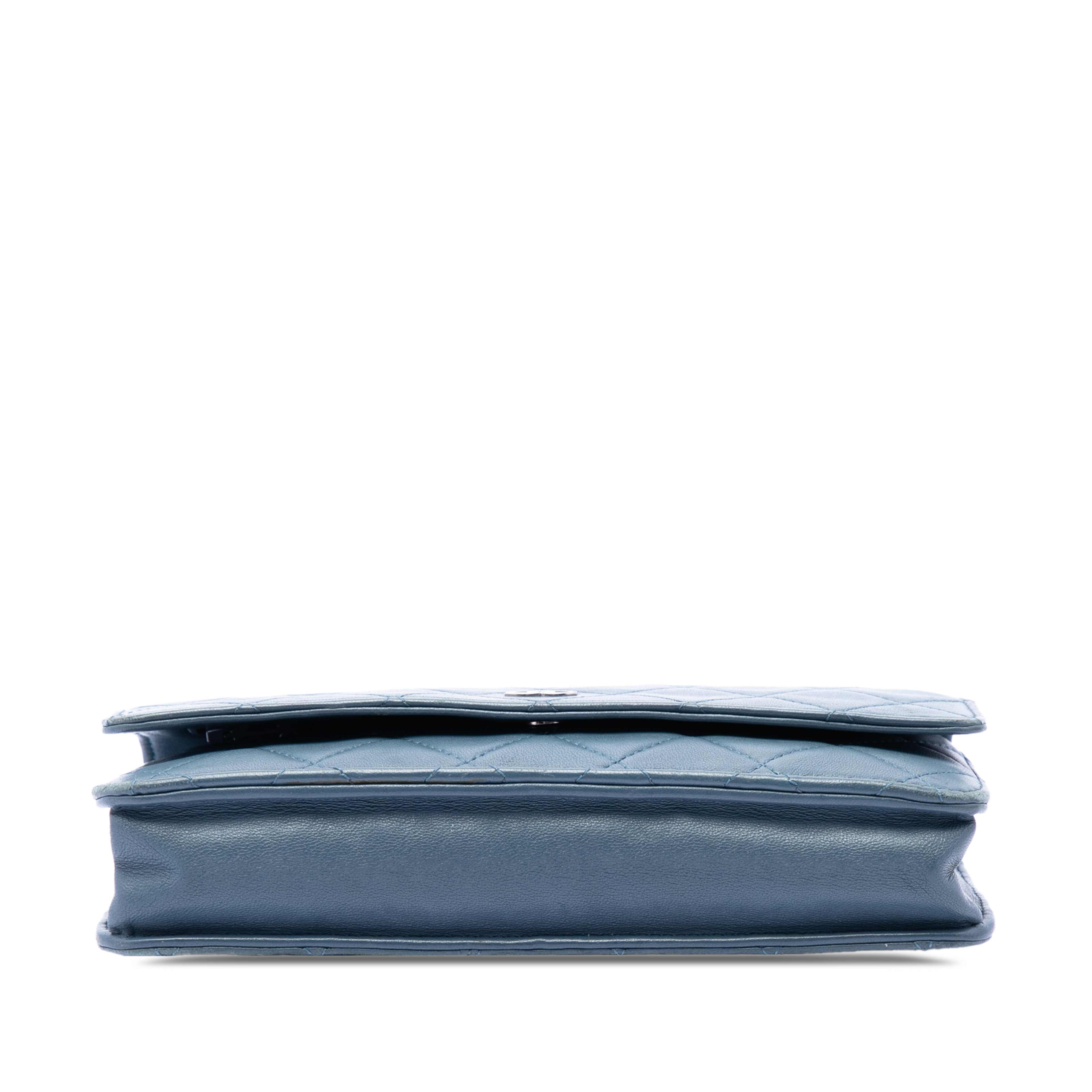 Chanel Cc Quilted Lambskin Wallet On Chain, från Luxclusif, i färgen light blue. Klicka för att öppna bilden i stort format